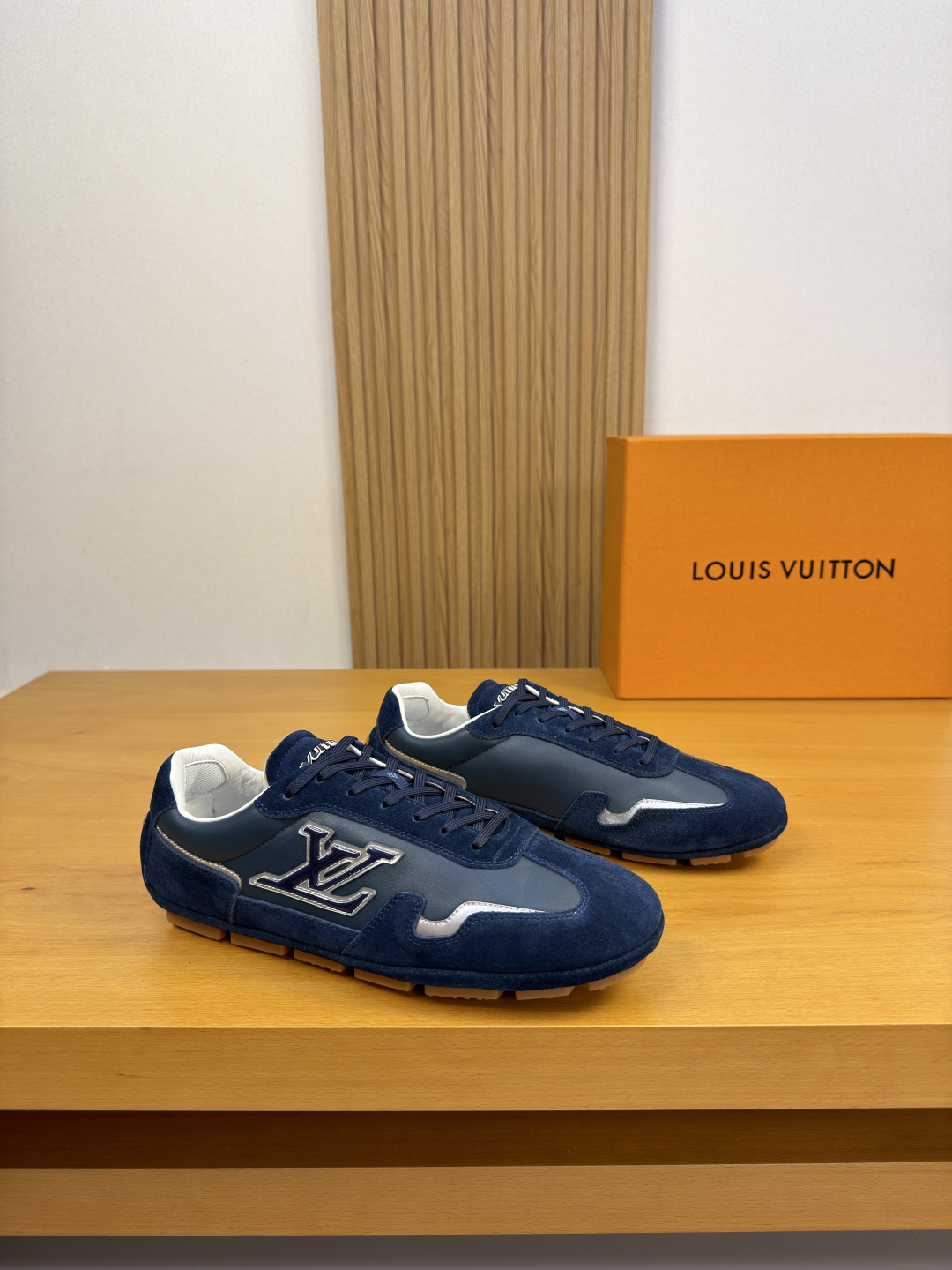 NO:931655,[Louis Vuitton] Louis Vuitton - high-end quality original order casual sports shoes - upper imported nappa calfskin, suede calfskin, shoe body. Sewn brand totem, tongue. Injection brand LOGO - water-dyed cowhide lining - outsole ultra-light TPR rubber; inlaid molded outsole - ultra-high quality control, fine workmanship highlighted (high-end, luxury, grade) -Size  39-44 (38,45, can be customized)·L0920,,louis vuitton,louis vuitton,sneakers,cowhide19860909【Louis Vuitton】路易威登 -高端品质 原单·休闲运动鞋 -鞋面进口纳帕小牛皮、反绒小牛皮、鞋身.车缝品牌图腾、鞋舌.注塑品牌LOGO -内里水染牛皮 -大底超轻TPR橡胶；镶嵌成型大底 -超高品控·做工精细凸显(高端·贵气·档次) -Size 39-44（38,45,可订做)·L0920,,louis vuitton,louis vuitton,sneakers,cowhide,Men's shoes