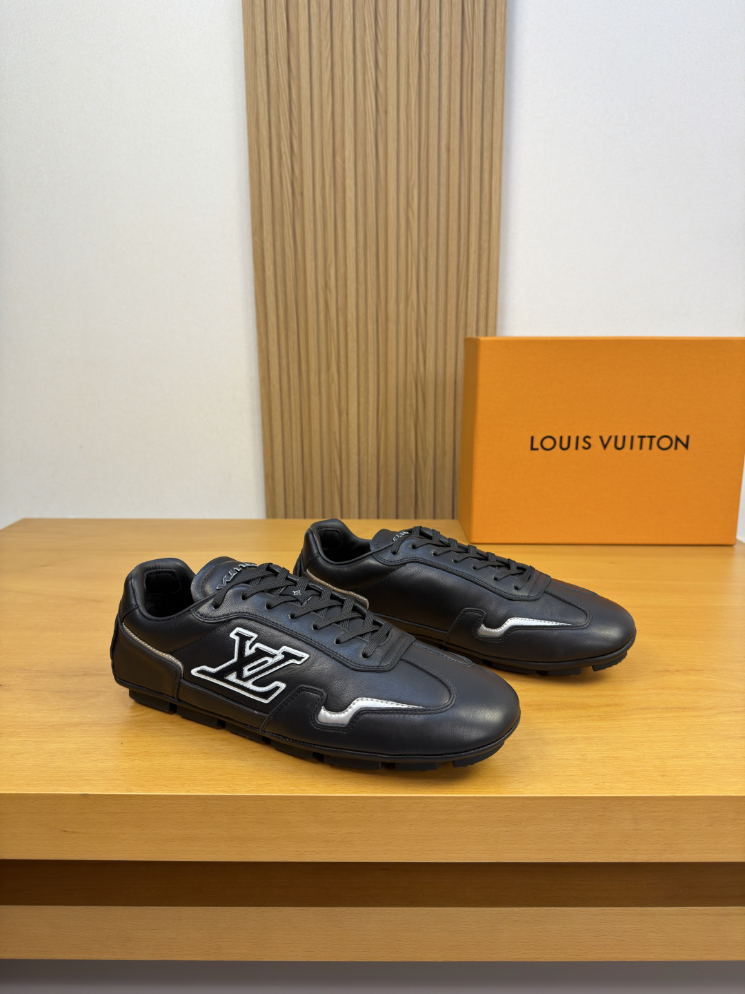 NO:931666,[Louis Vuitton] Louis Vuitton - High-end quality original order·Casual sports shoes -Upper imported Nappa calfskin, shoe body. Sewn brand totem, tongue. Injection molded brand LOGO -Water-dyed cowhide inside -Outsole ultra-light TPR rubber; inlaid molded outsole -Ultra-high quality control·Fine workmanship highlights (high-end·luxury·grade) -Size  39-44 (38,45, can be customized)·L0920,,louis vuitton,louis vuitton,sneakers,cowhide19860909【Louis Vuitton】路易威登 -高端品质 原单·休闲运动鞋 -鞋面进口纳帕小牛皮、鞋身.车缝品牌图腾、鞋舌.注塑品牌LOGO -内里水染牛皮 -大底超轻TPR橡胶；镶嵌成型大底 -超高品控·做工精细凸显(高端·贵气·档次) -Size 39-44（38,45,可订做)·L0920,,louis vuitton,louis vuitton,sneakers,cowhide,Men's shoes