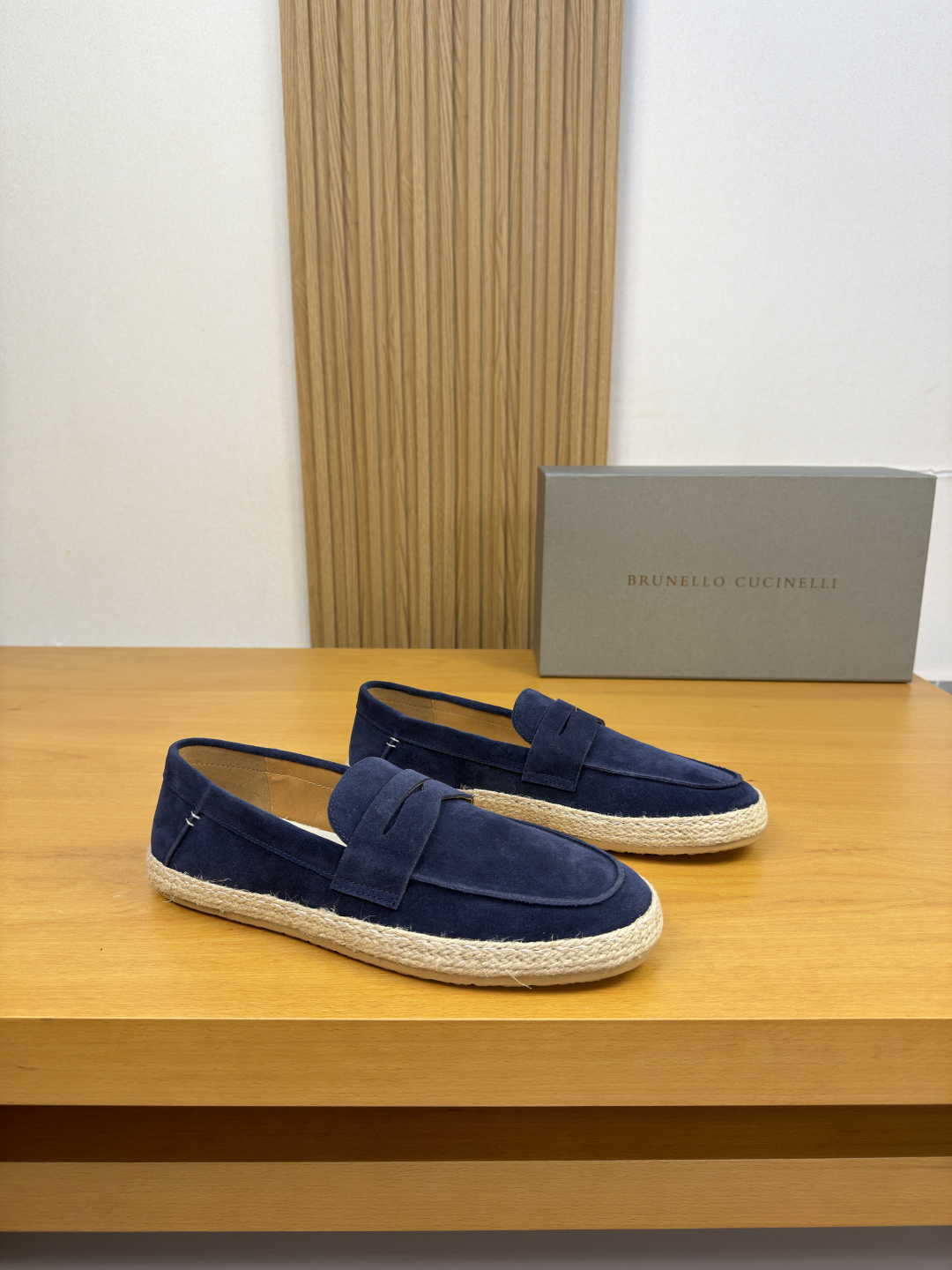 NO:931676,[Brunello Cucinelli] Brunello Cucinelli - high-end quality original casual sports sneakers - upper imported high mercerized suede calfskin, heel, external sewing seams, brand cross-arm decoration - lining water-dyed cowhide - outsole ultra-light TPR rubber, woven rope around the edge; combined molded outsole - ultra-high quality control, fine workmanship highlighted (high-end, luxury, grade) -Size  39-44 (38,45, can be customized)·BC0126,, brunello cucinelli,cowhide19860909【 Brunello Cucinelli】布鲁内洛·库奇内利 -高端品质 原单·休闲运动板鞋一脚蹬 -鞋面进口高丝光反绒小牛皮、鞋丹.后跟.外合车缝车缝线、品牌横担装饰 -内里水染牛皮 -大底超轻TPR·橡胶.围边编织绳；组合成型大底 -超高品控·做工精细凸显(高端·贵气·档次) -Size 39-44（38,45,可订做)·BC0126,,brunello cucinelli,cowhide,Men's shoes