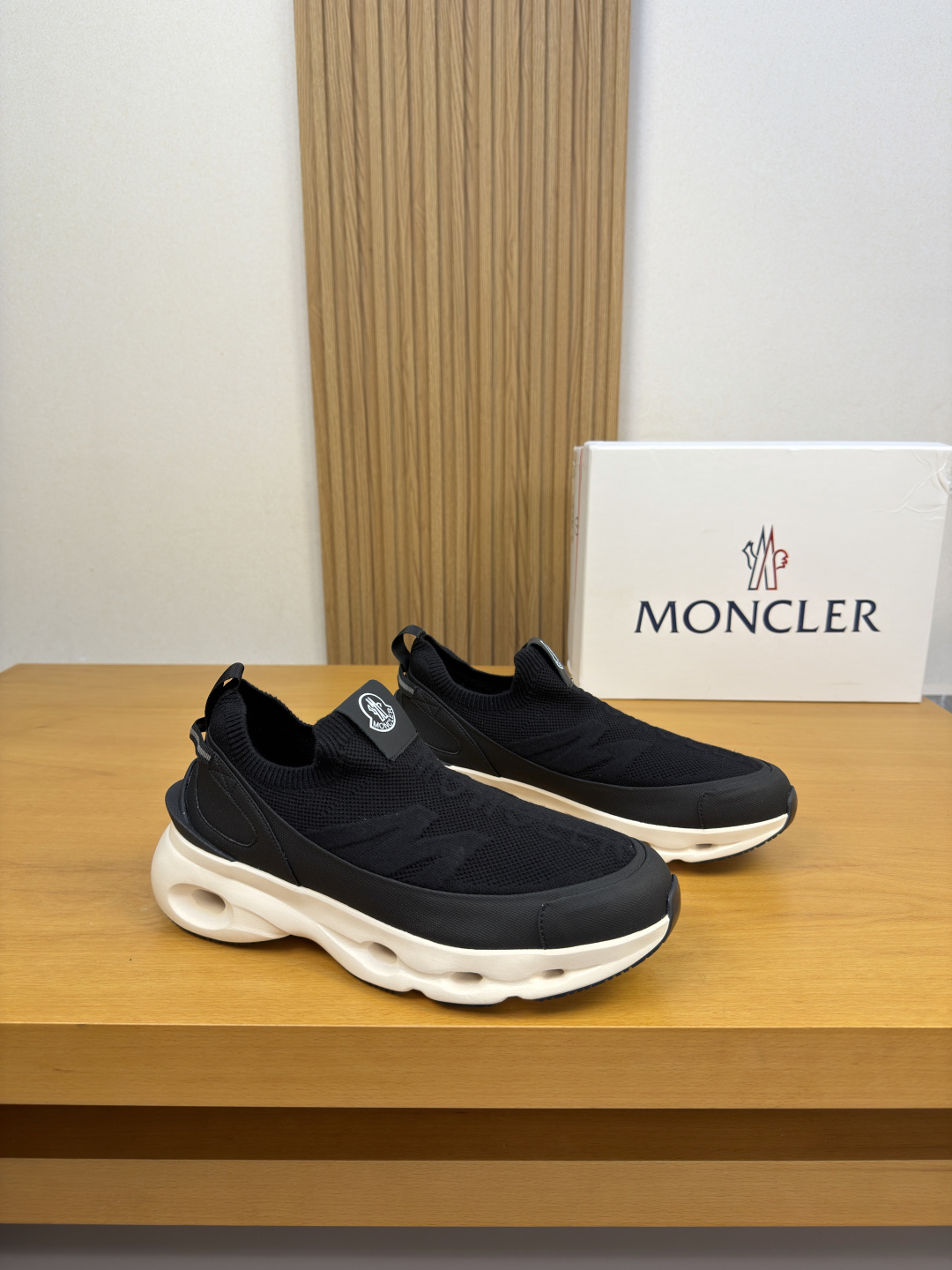 NO:931688,[MONCLER] Moncler (Mongolia) - high-end quality original casual sports shoes - upper textured calfskin, branded fly weave (cashmere knitted) cloth, tongue, silk-screened brand logo totem, heel. Brand webbing - lining brand canvas - outsole ultra-light TPU foam rubber; two-color molded outsole - ultra-high quality control, fine workmanship highlighted (high-end, luxury, grade) -Size  39-44 (38,45, can be customized)·MC0126,,Moncler,Moncler,sneakers,cowhide19860909【MONCLER】盟可睐(蒙口)  -高端品质 原单·休闲运动鞋 -鞋面布纹小牛皮、品牌品牌飞织（羊绒针织）布匹、鞋舌.丝印品牌logo图腾、后跟.品牌织带 -内里品牌帆布 -大底超轻TPU发泡·橡胶；双色成型大底 -超高品控·做工精细凸显(高端·贵气·档次) -Size 39-44（38,45,可订做)·MC0126,,Moncler,Moncler,sneakers,cowhide,Men's shoes