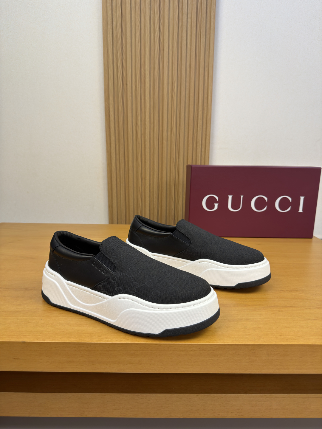 NO:953958,[Gucci] Gucci - High-end quality original slip-on casual sports shoes - Original nappa calfskin upper. Air-pressured brand logo, brand totem high mercerized cloth, heel. Brand webbing - Water-dyed cowhide lining - Ultra-light TPU foam rubber outsole; two-color molded outsole - Ultra-high quality control, fine workmanship highlighted (high-end, luxury, grade) -Size  38-44 (45, can be customized)·GC0157,,gucci,gucci,sneakers,cowhide19860909【Gucci】古驰 -高端品质 原单·休闲运动鞋一脚蹬 -鞋面原版纳帕小牛皮.空压品牌logo、品牌图腾高丝光布匹、后跟.品牌织带 -内里水染牛皮 -大底超轻TPU发泡·橡胶；双色成型大底 -超高品控·做工精细凸显(高端·贵气·档次) -Size 38-44（45,可订做)·GC0157,,gucci,gucci,sneakers,cowhide,Men's shoes
