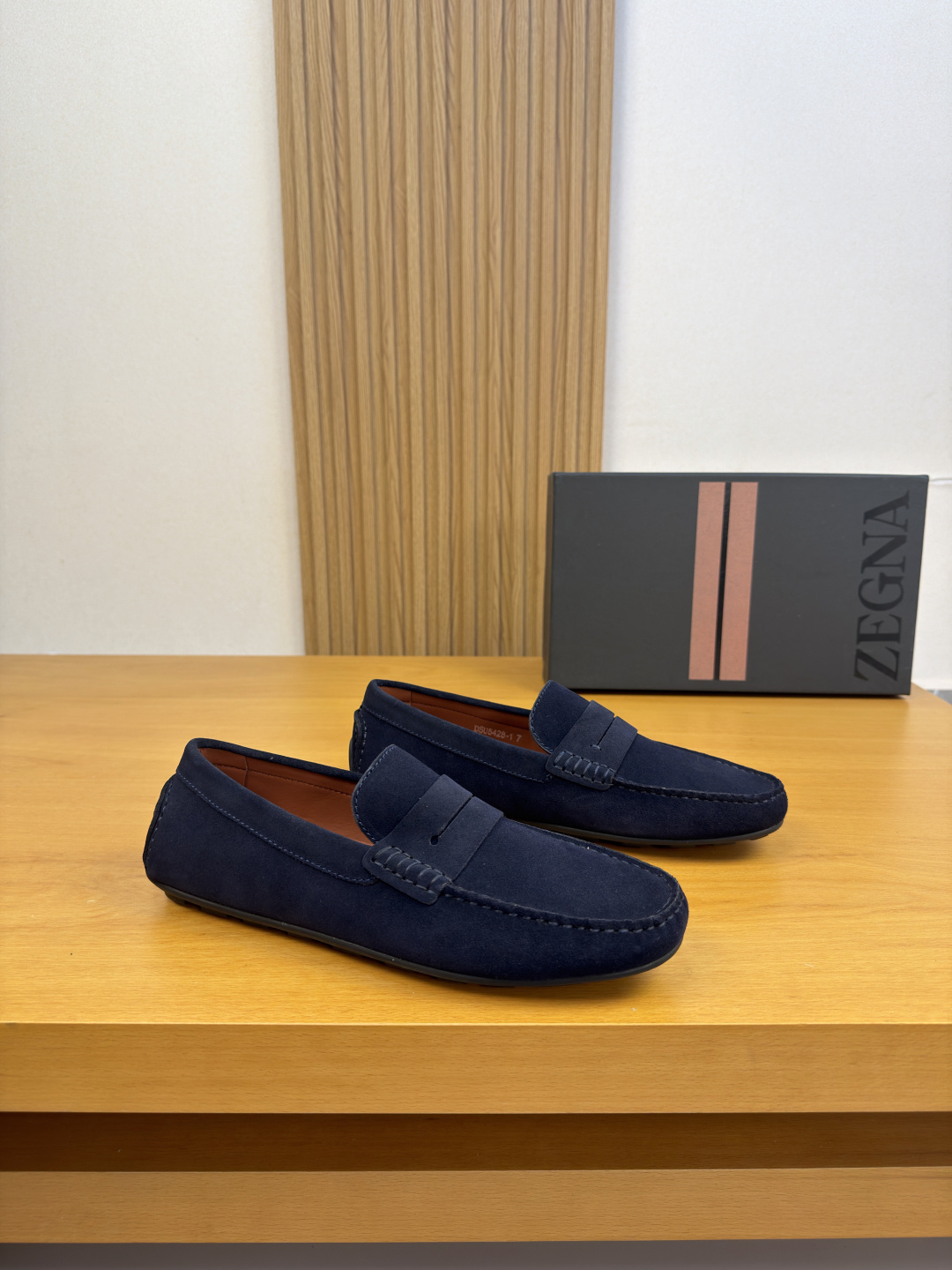 NO:953884,[Zegna] Zegna - High-end quality original casual package shoes (boat shoes) - Original suede calfskin, brand cross-arm decoration, hand-stitched mark thread on shoe tabs - Water-dyed cowhide inside - Ultra-light outsole, TPR rubber; molded outsole - Ultra-high quality control, fine workmanship (high-end, luxury, grade) -Size 39-44 (38, 45, 46, can be customized) · 0703,,zegna,cowhide19860909【Zegna】杰尼亚 -高端品质 原单·休闲套包鞋(船鞋) -原版反绒小牛皮、品牌横担装饰、鞋丹手工串缝马克线 -内里水染牛皮 -大底超轻·TPR橡胶；成型大底 -超高品控·做工精细凸显(高端·贵气·档次) -Size 39-44（38,45,46,可订做)·0703,,zegna,cowhide,Men's shoes