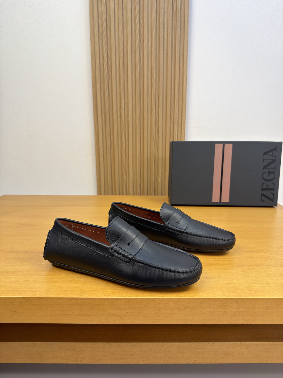 NO:953903,[Zegna] Zegna - High-end quality original casual package shoes (boat shoes) - Original Nappa calfskin, brand cross-arm decoration, hand-stitched mark thread on shoe tabs - Water-dyed cowhide inside - Ultra-light outsole, TPR rubber; molded outsole - Ultra-high quality control, fine workmanship (high-end, luxury, grade) -Size 39-44 (38, 45, 46, can be customized) · 0703,,zegna,cowhide19860909【Zegna】杰尼亚 -高端品质 原单·休闲套包鞋(船鞋) -原版纳帕小牛皮、品牌横担装饰、鞋丹手工串缝马克线 -内里水染牛皮 -大底超轻·TPR橡胶；成型大底 -超高品控·做工精细凸显(高端·贵气·档次) -Size 39-44（38,45,46,可订做)·0703,,zegna,cowhide,Men's shoes