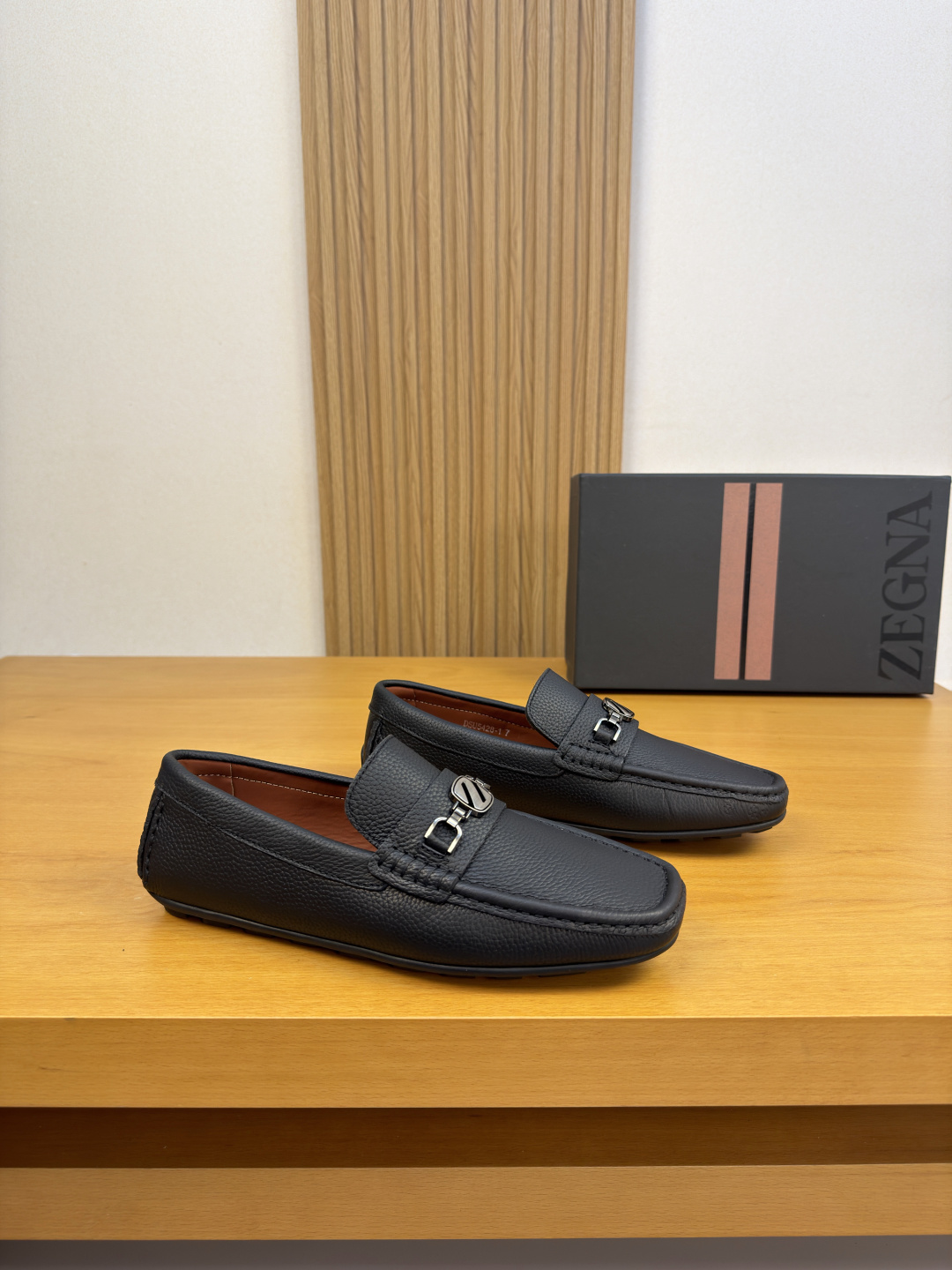 NO:953911,[Zegna] Ermenegildo Zegna - high-end quality original casual package shoes (boat shoes) - original pebbled calfskin, branded metal fastener cross-arm decoration, hand-stitched mark thread on shoe soles - water-dyed cowhide inside - ultra-light outsole TPR rubber; molded outsole - ultra-high quality control, fine workmanship (high-end, luxury, class) -Size  39-44 (38, 45, 46, can be customized)·0703,,zegna,cowhide19860909【Zegna】杰尼亚 -高端品质 原单·休闲套包鞋(船鞋) -原版荔纹小牛皮、品牌金属扣件横担装饰、鞋丹手工串缝马克线 -内里水染牛皮 -大底超轻·TPR橡胶；成型大底 -超高品控·做工精细凸显(高端·贵气·档次) -Size 39-44（38,45,46,可订做)·0703,,zegna,cowhide,Men's shoes