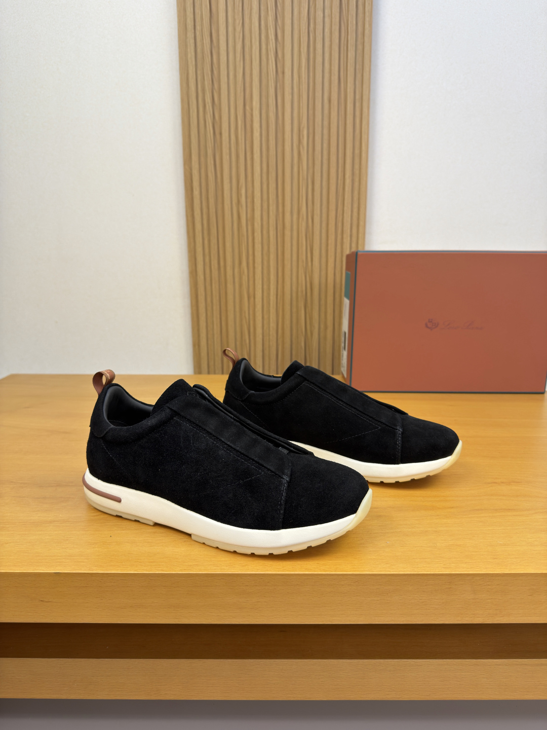 NO:954358,[Loro piana] Loro Piana LP - high-end quality original casual sports shoes - original suede calfskin upper, shoe ears, anti-car hidden stitching, elastic band, heel, brand logo webbing - water-dyed cowhide lining - ultra-light TPU foam rubber outsole; two-color molded outsole - ultra-high quality control, fine workmanship highlighted (high-end, luxury, grade) -Size  39-44 (38,45, can be customized)·LP,,loro piana,loro piana,sneakers,cowhide19860909【Loro piana】诺悠翩雅LP  -高端品质 原单·休闲运动鞋 -鞋面原版反绒小牛皮、鞋耳.车反暗线.松紧带、后跟.品牌Logo织带 -内里水染牛皮 -大底超轻TPU发泡·橡胶；双色成型大底 -超高品控·做工精细凸显(高端·贵气·档次) -Size 39-44（38,45,可订做)·LP,,loro piana,loro piana,sneakers,cowhide,Men's shoes