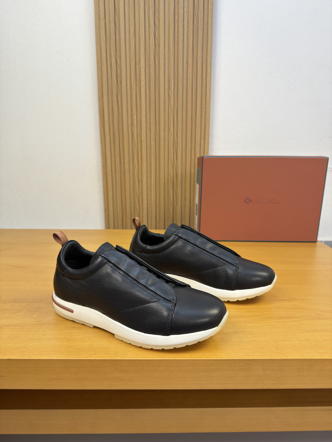 NO:954371,[Loro piana] Loro Piana LP - high-end quality original casual sports shoes - original pebbled calfskin upper, shoe lugs, hidden stitching, elastic band, heel, brand logo webbing - water-dyed cowhide lining - ultra-light TPU foam rubber outsole; two-color molded outsole - ultra-high quality control, fine workmanship (high-end, luxury, grade) -Size  39-44 (38,45, can be customized)·LP,,loro piana,loro piana,sneakers,cowhide19860909【Loro piana】诺悠翩雅LP  -高端品质 原单·休闲运动鞋 -鞋面原版荔纹小牛皮、鞋耳.车反暗线.松紧带、后跟.品牌Logo织带 -内里水染牛皮 -大底超轻TPU发泡·橡胶；双色成型大底 -超高品控·做工精细凸显(高端·贵气·档次) -Size 39-44（38,45,可订做)·LP,,loro piana,loro piana,sneakers,cowhide,Men's shoes