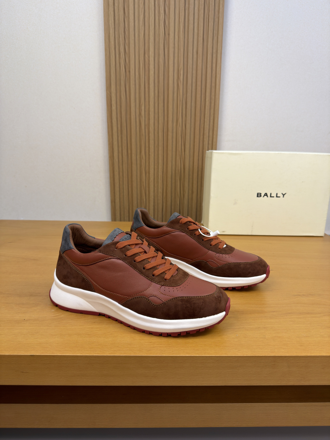 NO:954280,[BALLY] Bally - high-end quality original casual sports shoes - upper imported nappa calfskin, suede calfskin, toe cap, breathable holes, tongue, heel, air pressure brand logo - lining water-dyed cowhide - outsole ultra-light TPU foam rubber; two-color molded outsole - ultra-high quality control, fine workmanship highlighted (high-end, luxury, grade) -Size  39-44 (38,45, can be customized)·BL1100,, bally, sneakers, cowhide19860909【 BALLY】巴利 -高端品质 原单·休闲运动鞋 -鞋面进口纳帕小牛皮、反绒小牛皮、鞋头.透气孔、鞋舌.后跟.空压品牌logo -内里水染牛皮 -大底超轻TPU发泡·橡胶；双色成型大底 -超高品控·做工精细凸显(高端·贵气·档次) -Size 39-44（38,45,可订做)·BL1100,,bally,sneakers,cowhide,Men's shoes