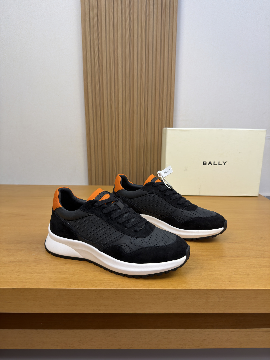 NO:954288,[BALLY] Bally - high-end quality original casual sports shoes - upper imported nappa calfskin, perforated calfskin, suede calfskin, toe cap, breathable holes, tongue, heel, air pressure brand logo - lining water-dyed cowhide - outsole ultra-light TPU foam rubber; two-color molded outsole - ultra-high quality control, fine workmanship highlighted (high-end, luxury, grade) -Size  39-44 (38,45, can be customized)·BL1100,, bally, sneakers, cowhide19860909【 BALLY】巴利 -高端品质 原单·休闲运动鞋 -鞋面进口纳帕小牛皮、打孔小牛皮、反绒小牛皮、鞋头.透气孔、鞋舌.后跟.空压品牌logo -内里水染牛皮 -大底超轻TPU发泡·橡胶；双色成型大底 -超高品控·做工精细凸显(高端·贵气·档次) -Size 39-44（38,45,可订做)·BL1100,,bally,sneakers,cowhide,Men's shoes
