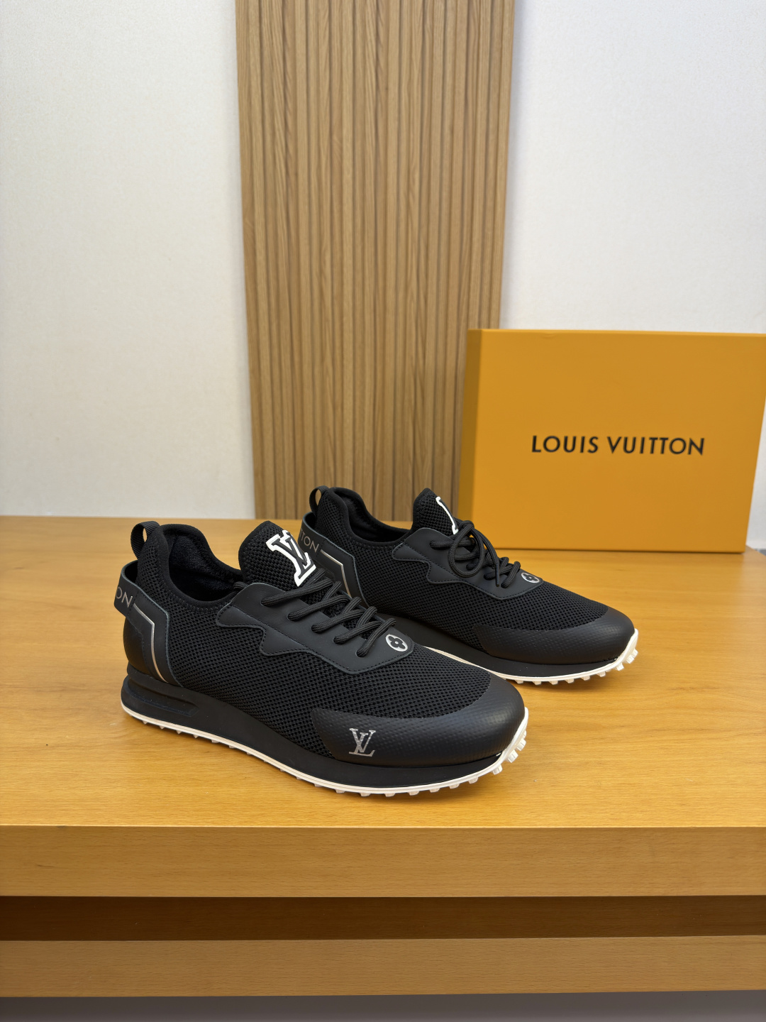 NO:954297,[Louis Vuitton] Louis Vuitton - high-end quality original casual sports shoes - imported nappa calfskin upper, brand totem fly-woven fabric, hot-heated craftsmanship, tongue; sewing brand plastic logo, heel. High-frequency brand logo - lining foot water-dyed cowhide - outsole ultra-light TPR rubber; two-color molded outsole - ultra-high quality control, fine workmanship highlighted (high-end, luxury, grade) -Size  39-44 (38,45, can be customized)·L1100,,louis vuitton,louis vuitton,sneakers,cowhide19860909【Louis Vuitton】路易威登 -高端品质 原单·休闲运动鞋 -鞋面进口纳帕小牛皮、品牌图腾飞织布匹、热切工艺、鞋舌;车缝品牌塑胶logo、后跟.高周波品牌logo -内里垫脚水染牛皮 -大底超轻TPR·橡胶；双色成型大底 -超高品控·做工精细凸显(高端·贵气·档次) -Size 39-44（38,45,可订做)·L1100,,louis vuitton,louis vuitton,sneakers,cowhide,Men's shoes