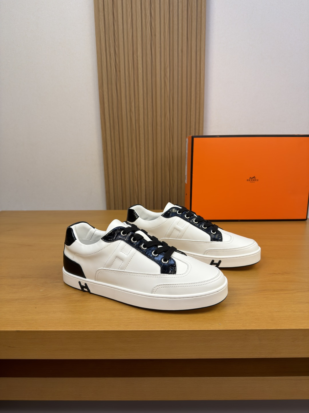 NO:954320,[HERMES] Hermès - high-end quality original casual sports sneakers - upper Napa calfskin, shoe body. Sewn brand 'H' totem - lining water-dyed cowhide - outsole ultra-light original TPR. Rubber · two-color molded outsole - ultra-high quality control · fine workmanship (high-end, luxury, grade) -Size 38-44 (45, can be customized) ·H0116,,hermes,hermes,cowhide19860909【 HERMES】爱马仕 -高端品质 原单·休闲运动板鞋 -鞋面纳帕小牛皮、鞋身.车缝品牌‘H’图腾 -内里水染牛皮 -大底超轻原版TPR.橡胶·双色成型大底 -超高品控·做工精细凸显(高端·贵气·档次) -Size 38-44（45,可订做)·H0116,,hermes,hermes,cowhide,Men's shoes