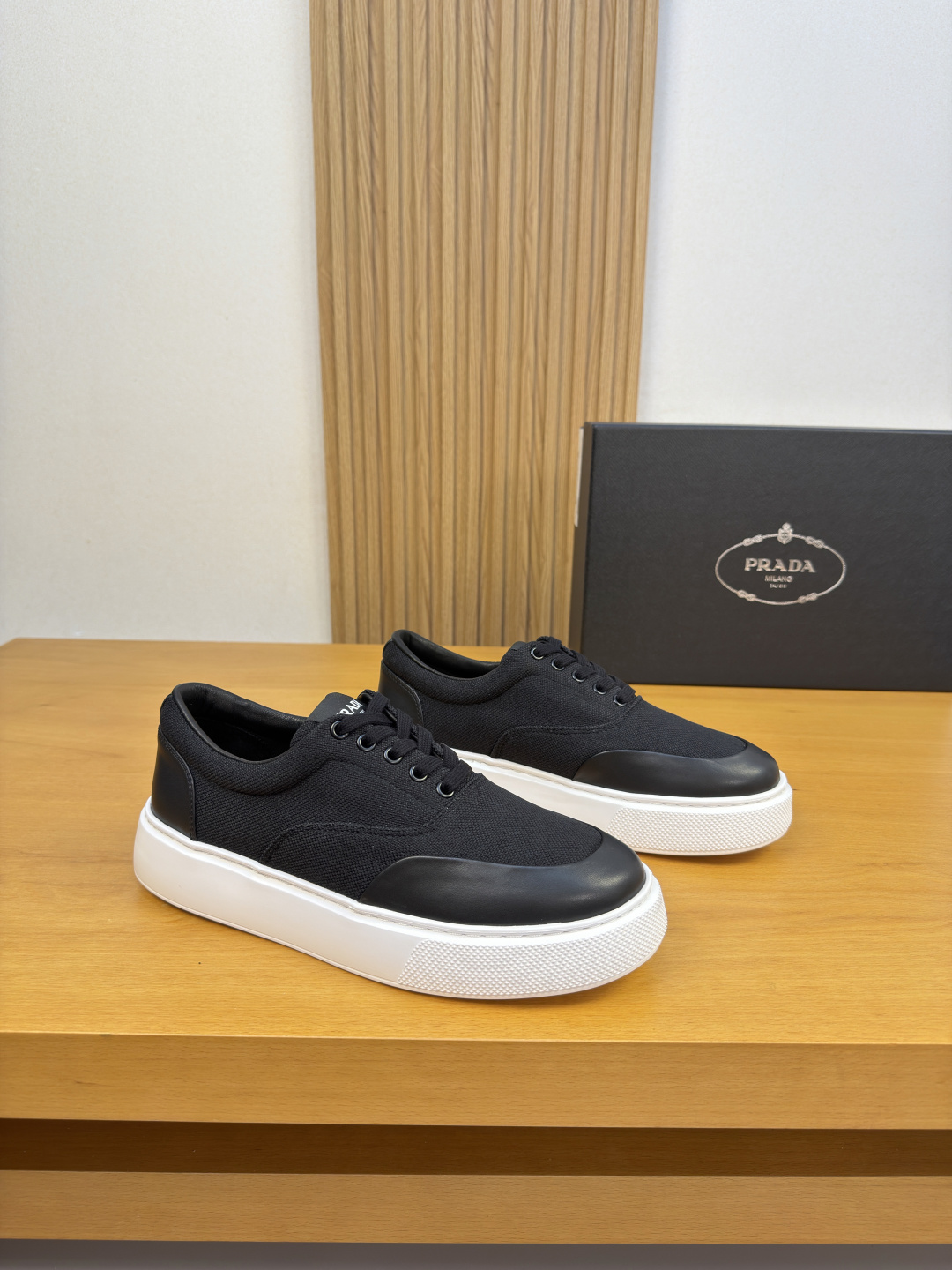 NO:954756,[PRADA] Prada - High-end quality original order casual sports shoes - Imported nappa calfskin upper, branded denim canvas fabric, tongue. Sewn brand logo cloth label - Water-dyed cowhide lining - Ultra-light TPU foam outsole; Molded outsole - Ultra-high quality control, fine workmanship highlighted (high-end, luxury, grade) -Size  38-44 (45, 46, can be customized)·PRD0157,,prada,prada,sneakers,cowhide19860909【 PRADA】普拉达 -高端品质 原单·休闲运动鞋 -鞋面进口纳帕小牛皮、品牌牛仔帆布布匹、鞋舌.车缝品牌logo布标 -内里水染牛皮 -大底超轻TPU发泡; 成型大底 -超高品控·做工精细凸显(高端·贵气·档次) -Size 38-44（45,46,可订做)·PRD0157,,prada,prada,sneakers,cowhide,Men's shoes