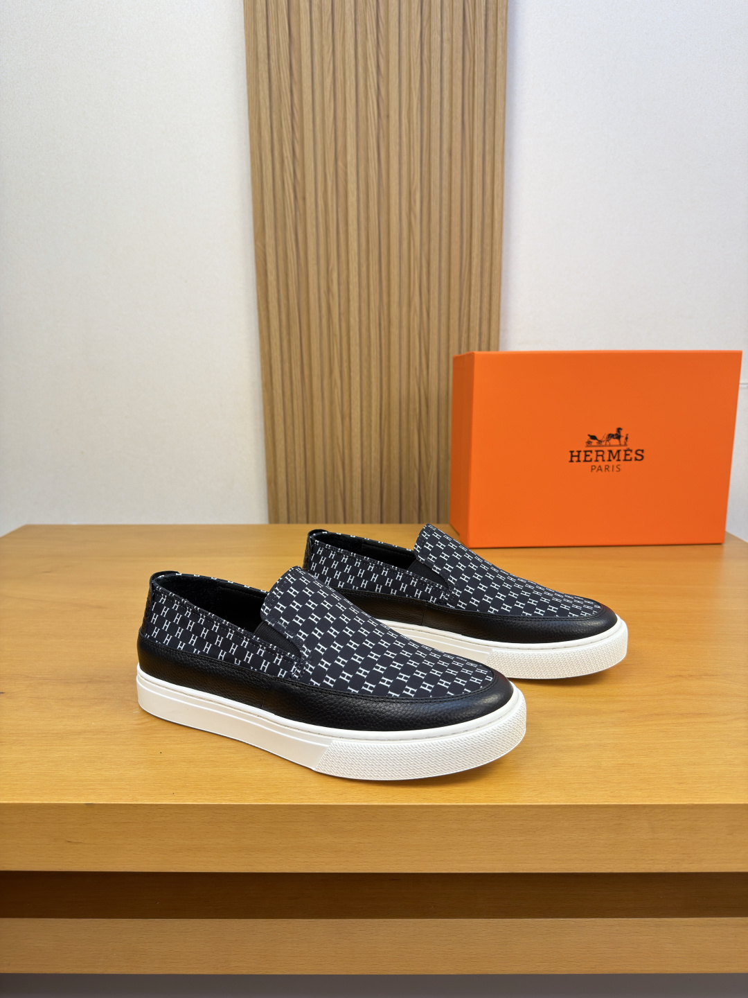 NO:954664,[HERMES] Hermès - High-end quality original casual sports sneakers - Original pebbled calfskin upper, shoe body. Brand totem cloth - Water-dyed cowhide lining - Ultra-light original TPR rubber outsole; two-color molded outsole - Ultra-high quality control, fine workmanship highlighted (high-end, luxury, grade) -Size  39-44 (38.45.46. Can be customized)·H0118,,hermes,hermes,cowhide19860909【 HERMES】爱马仕 -高端品质 原单·休闲运动板鞋一脚蹬 -鞋面原版荔纹小牛皮、鞋身.品牌图腾布匹 -内里水染牛皮 -大底超轻原版TPR.橡胶；双色成型大底 -超高品控·做工精细凸显(高端·贵气·档次) -Size 39-44（38.45.46.可订做)·H0118,,hermes,hermes,cowhide,Men's shoes
