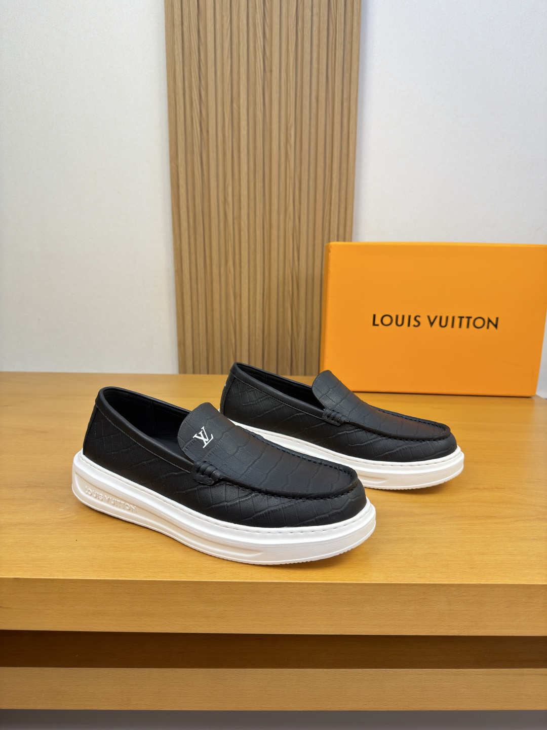 NO:954675,[Louis Vuitton] Louis Vuitton - high-end quality original single slip-on casual sports shoes - upper with stone pattern calfskin, hand-stitched mark thread, tongue. Heel. Silk-printed high-frequency brand LOGO - inner brand canvas - outsole ultra-light TPU foam; molded outsole - ultra-high quality control, fine workmanship highlighted (high-end, luxury, grade) -Size  38-44 (45, can be customized)·L0117,,louis vuitton,louis vuitton,sneakers,cowhide19860909【Louis Vuitton】路易威登 -高端品质 原单·休闲运动鞋一脚蹬 -鞋面石头纹小牛皮、手工串缝马克线、鞋舌.后跟.丝印高周波品牌LOGO -内里品牌帆布 -大底超轻TPU发泡; 成型大底 -超高品控·做工精细凸显(高端·贵气·档次) -Size 38-44（45,可订做)·L0117,,louis vuitton,louis vuitton,sneakers,cowhide,Men's shoes