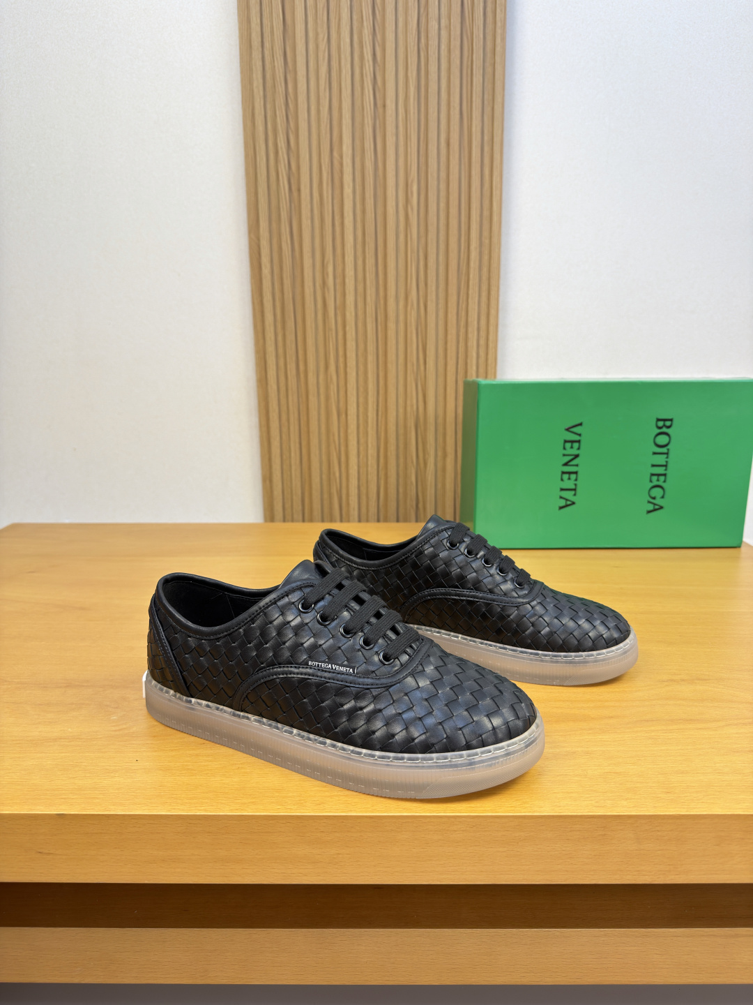 NO:954694,[BOTTEGA VENETA] Bottega Veneta - high-end quality original casual sports sneakers - original woven calfskin upper, hand-wrapped edge technology, shoe body, sewn brand logo cloth label, perfect splicing - water-dyed cowhide inside - ultra-light TPR rubber outsole; molded outsole - ultra-high quality control, fine workmanship highlighted (high-end, luxury, grade)  -Size39-44 (38.45. Can be customized)·0133,,bottega veneta,cowhide19860909【BOTTEGA VENETA】宝缇嘉  -高端品质 原单 休闲运动板鞋 -鞋面原版编织小牛皮、手工包边工艺、鞋身.车缝品牌logo布标、完美拼接 -内里水染牛皮 -大底超轻TPR.橡胶；成型大底 -超高品控·做工精细凸显(高端·贵气·档次) -Size39-44（38.45.可订做)·0133,,bottega veneta,cowhide,Men's shoes