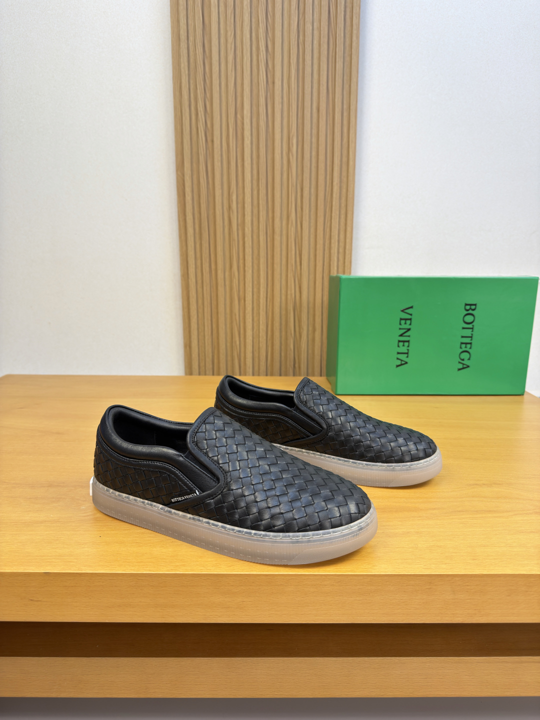 NO:954705,[BOTTEGA VENETA] Bottega Veneta - high-end quality original casual sports sneakers - original woven calfskin upper, hand-wrapped edge technology, shoe body, sewn brand logo cloth label, perfect splicing - water-dyed cowhide inside - ultra-light TPR rubber outsole; molded outsole - ultra-high quality control, fine workmanship (high-end, luxury, grade)  -Size39-44 (38.45. Can be customized)·0133,,bottega veneta,cowhide19860909【BOTTEGA VENETA】宝缇嘉 -高端品质 原单 休闲运动板鞋一脚蹬 -鞋面原版编织小牛皮、手工包边工艺、鞋身.车缝品牌logo布标、完美拼接 -内里水染牛皮 -大底超轻TPR.橡胶；成型大底 -超高品控·做工精细凸显(高端·贵气·档次) -Size39-44（38.45.可订做)·0133,,bottega veneta,cowhide,Men's shoes