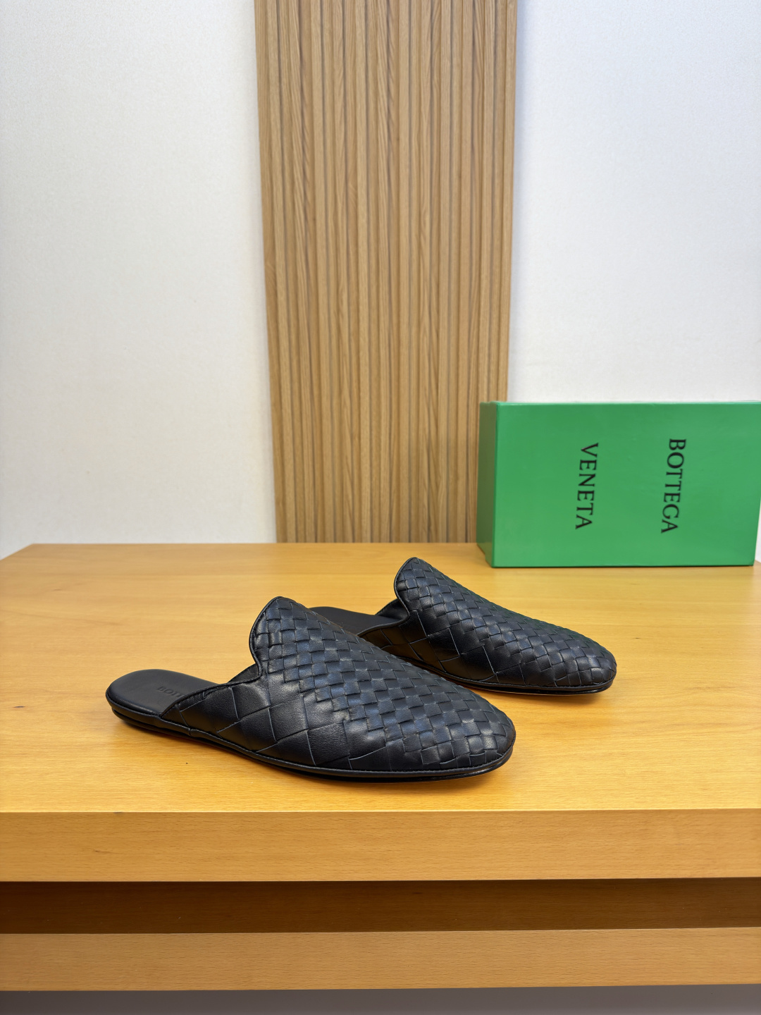 NO:954716,[BOTTEGA VENETA] Bottega Veneta - high-end quality original casual half-slippers - original woven calfskin upper, hand-made piping process - water-dyed cowhide inside - ultra-light TPR. Genuine leather outsole; combined molded leather outsole - ultra-high quality control·fine workmanship (high-end·nobility·grade) -Size39-44 (38.45. can be customized)·0133,,bottega  veneta,cowhide,Leather soles19860909【BOTTEGA VENETA】宝缇嘉 -高端品质 原单 休闲半拖 -鞋面原版编织小牛皮、手工包滚边工艺 -内里水染牛皮 -大底超轻TPR.真皮；组合成型真皮大底 -超高品控·做工精细凸显(高端·贵气·档次) -Size39-44（38.45.可订做)·0133,,bottega veneta,cowhide,Leather soles,Men's shoes