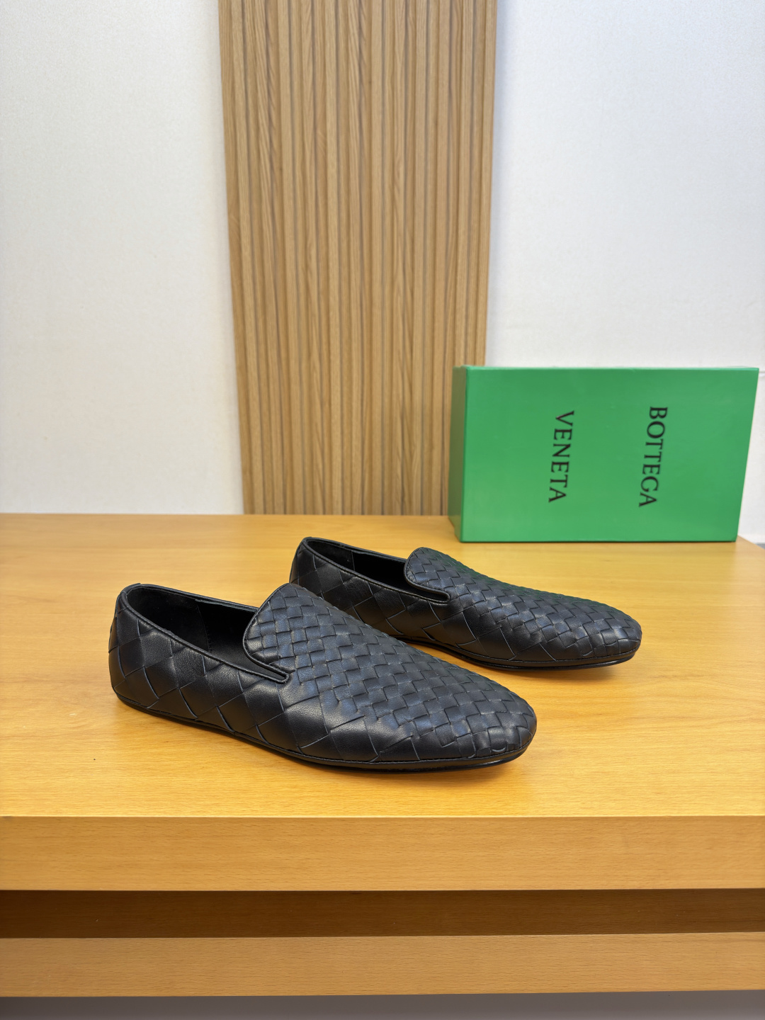 NO:954727,[BOTTEGA VENETA] Bottega Veneta - high-end quality original casual slip-on - original woven calfskin upper, hand-wrapped piping process - water-dyed cowhide inside - ultra-light TPR. Genuine leather outsole; combined molded leather outsole - ultra-high quality control·fine workmanship (high-end·nobility·grade) -Size39-44 (38.45. can be customized)·0133,,bottega  veneta,cowhide,Leather soles19860909【BOTTEGA VENETA】宝缇嘉 -高端品质 原单 休闲一脚蹬 -鞋面原版编织小牛皮、手工包滚边工艺 -内里水染牛皮 -大底超轻TPR.真皮；组合成型真皮大底 -超高品控·做工精细凸显(高端·贵气·档次) -Size39-44（38.45.可订做)·0133,,bottega veneta,cowhide,Leather soles,Men's shoes