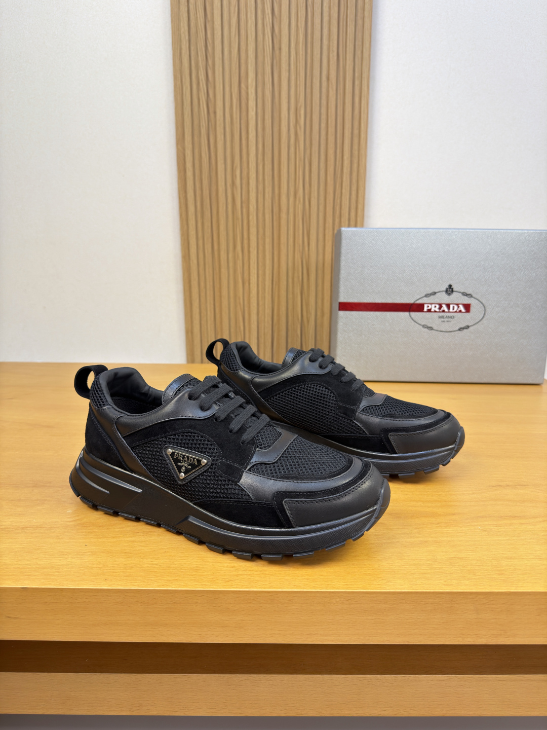 NO:954737,[PRADA] Prada - High-end quality original casual sports shoes - Upper Nappa calfskin, suede calfskin, brand hollow high mercerized mesh canvas, shoe body. Brand metal fasteners, tongue. Sewn brand logo cloth label - Lining water-dyed cowhide - Outsole ultra-light TPU foam rubber; Molded outsole - Ultra-high quality control, fine workmanship highlighted (high-end, luxury, grade) -Size  38-45 (46, can be customized)·,,prada,prada,sneakers,cowhide19860909【 PRADA】普拉达 -高端品质 原单·休闲运动鞋 -鞋面纳帕小牛皮、反绒小牛皮、品牌镂空高丝光网帆布、鞋身.品牌金属扣件、鞋舌.车缝品牌logo布标 -内里水染牛皮 -大底超轻TPU发泡·橡胶; 成型大底 -超高品控·做工精细凸显(高端·贵气·档次) -Size 38-45（46,可订做)·,,prada,prada,sneakers,cowhide,Men's shoes