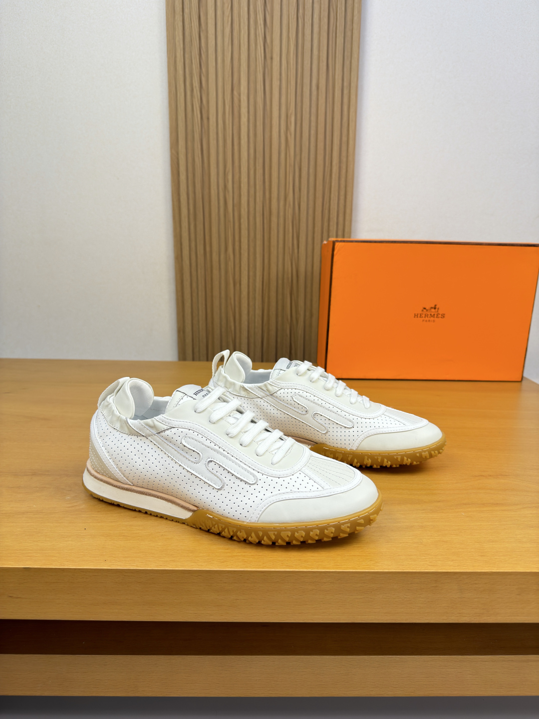 NO:954758,[HERMES] Hermès - High-end quality original casual sports shoes - Nappa calfskin upper, perforated calfskin, brand 'H' totem sewn on the shoe body, tongue, sewn brand logo cloth label, heel. Brand webbing - Water-dyed cowhide inside - Outsole ultra-light TPU foam, rubber combined molding two-color outsole - Ultra-high quality control, fine workmanship highlighted (high-end, luxury, grade) -Size  39-44 (38,45,46,47, can be customized)·H0183,,hermes,hermes,sneakers,cowhide19860909【 HERMES】爱马仕 -高端品质 原单·休闲运动鞋 -鞋面纳帕小牛皮、打孔小牛皮、鞋身车缝品牌’H’图腾、鞋舌.车缝品牌logo布标、后跟.品牌织带 -内里水染牛皮 -大底超轻TPU发泡·橡胶组合成型双色大底 -超高品控·做工精细凸显(高端·贵气·档次) -Size 39-44（38,45,46,47,可订做)·H0183,,hermes,hermes,sneakers,cowhide,Men's shoes