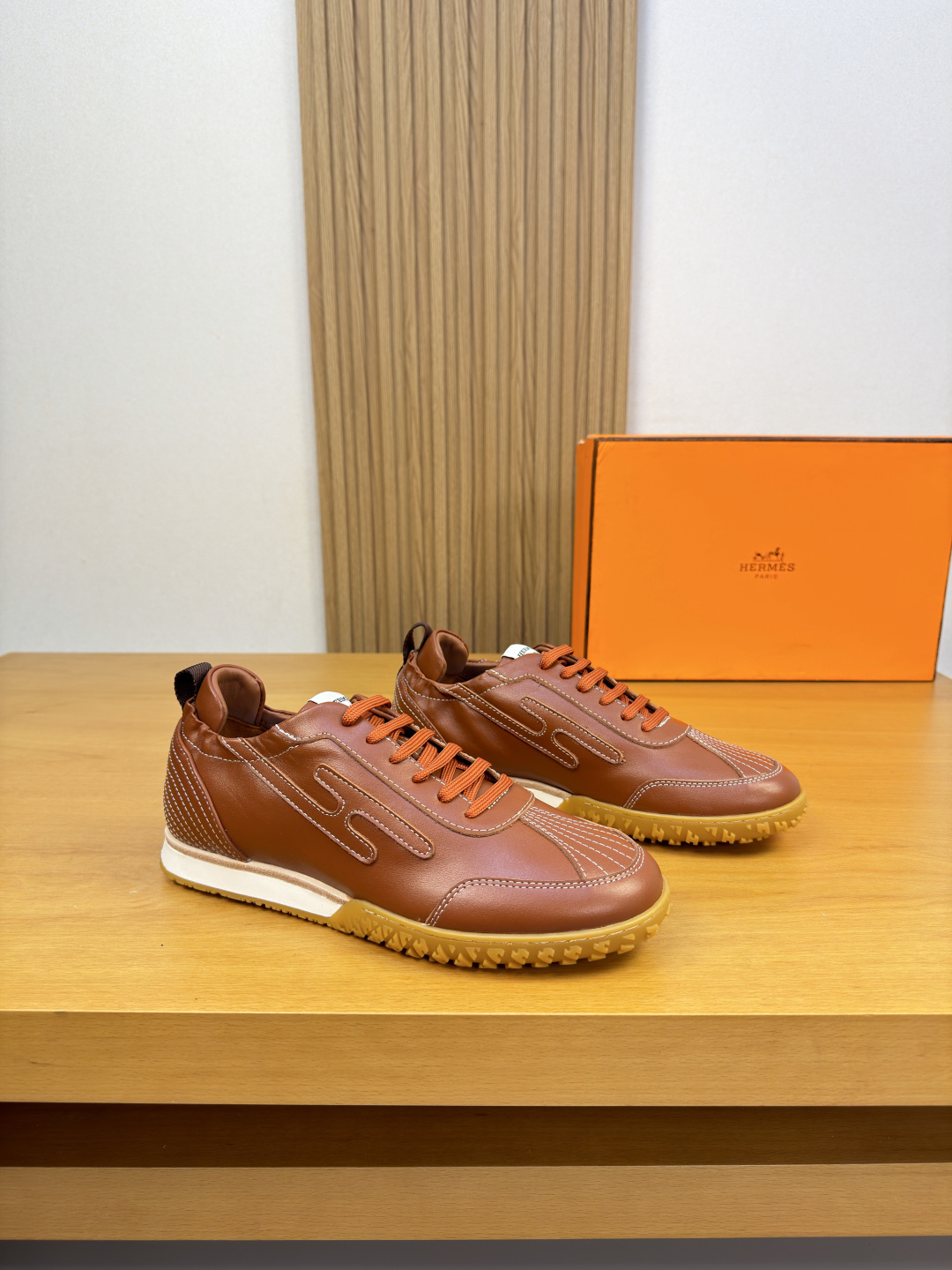 NO:954765,[HERMES] Hermès - High-end quality original casual sports shoes - Nappa calfskin upper, brand 'H' totem sewn on shoe body, tongue, sewn brand logo cloth label, heel. Brand webbing - Water-dyed cowhide inside - Outsole ultra-light TPU foam, rubber combined molding two-color outsole - Ultra-high quality control, fine workmanship highlighted (high-end, luxury, grade) -Size  39-44 (38,45,46,47, can be customized)·H0183,,hermes,hermes,sneakers,cowhide19860909【 HERMES】爱马仕 -高端品质 原单·休闲运动鞋 -鞋面纳帕小牛皮、鞋身车缝品牌’H’图腾、鞋舌.车缝品牌logo布标、后跟.品牌织带 -内里水染牛皮 -大底超轻TPU发泡·橡胶组合成型双色大底 -超高品控·做工精细凸显(高端·贵气·档次) -Size 39-44（38,45,46,47,可订做)·H0183,,hermes,hermes,sneakers,cowhide,Men's shoes