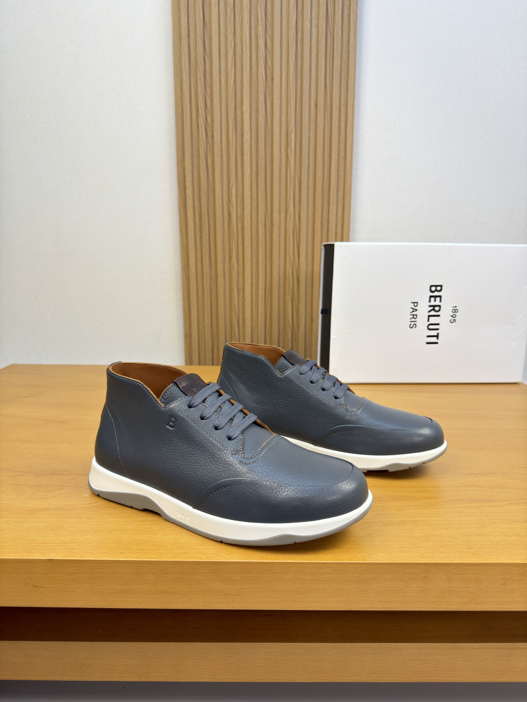 NO:955120,[Berluti] Berluti (Bruti) - high-end quality original high-top casual sports shoes - imported pebbled calfskin upper, shoe body, tongue, air pressure brand logo - water-dyed cowhide lining - ultra-light TPR rubber outsole; two-color molded outsole - ultra-high quality control, fine workmanship highlighted (high-end, luxury, grade) -Size  39-44 (38.45. Can be customized)·B0122,,sneakers,cowhide19860909【 Berluti】伯尔鲁帝(布鲁提) -高端品质 原单·高帮休闲运动鞋 -鞋面进口荔纹小牛皮、鞋身.鞋舌.空压品牌logo -内里水染牛皮 -大底超轻TPR·橡胶；双色成型大底 -超高品控·做工精细凸显( 高端·贵气·档次 ) -Size 39-44（38.45.可订做)·B0122,,sneakers,cowhide,Men's shoes