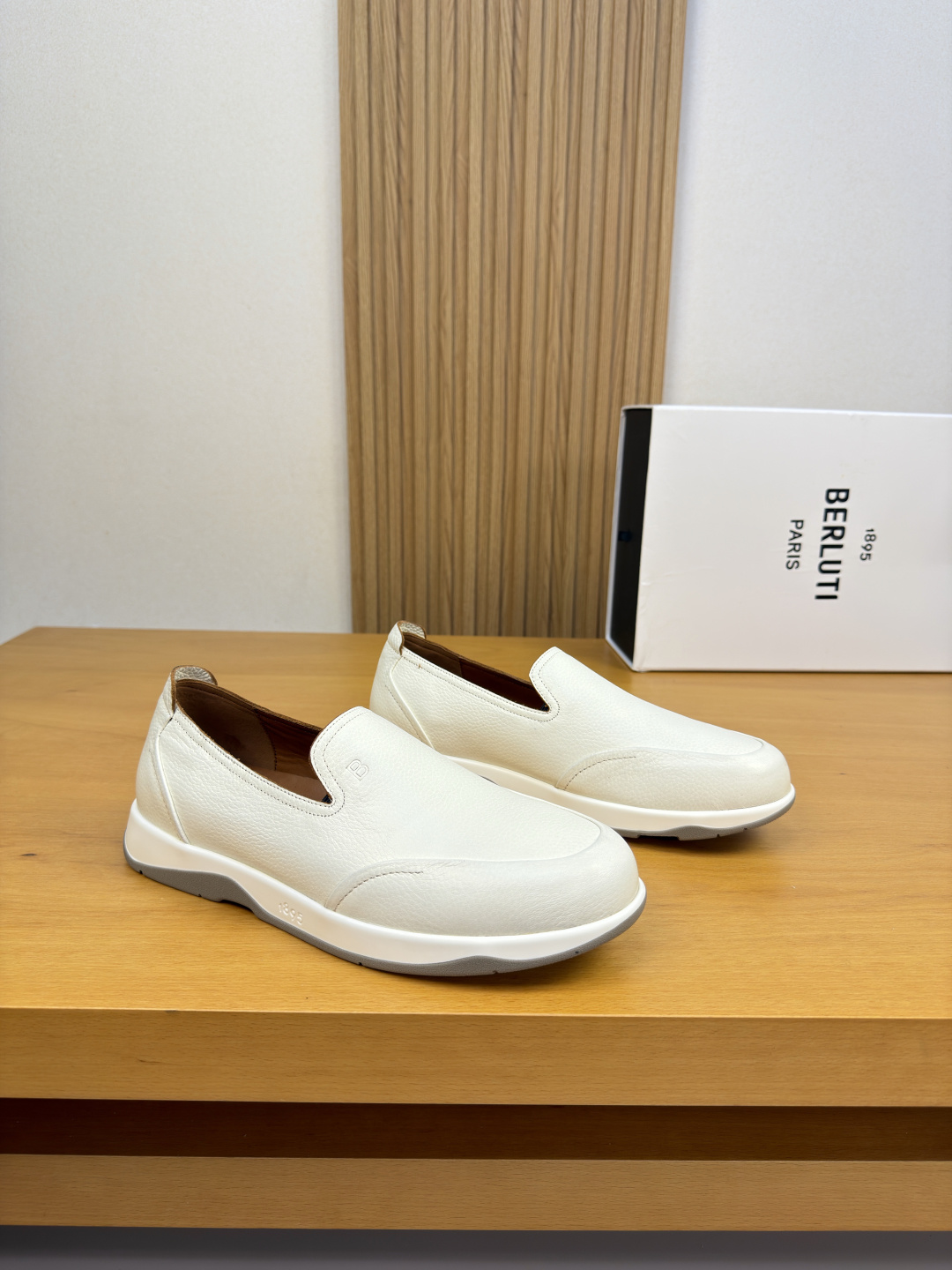 NO:955128,[Berluti] Berluti (Bruti) - high-end quality original order casual sports shoes - imported pebbled calfskin upper, shoe body, tongue, air pressure brand logo - water-dyed cowhide lining - ultra-light TPR rubber outsole; two-color molded outsole - ultra-high quality control, fine workmanship highlighted (high-end, luxury, grade) -Size  39-44 (38.45. Can be customized)·B0122,,sneakers,cowhide19860909【 Berluti】伯尔鲁帝(布鲁提) -高端品质 原单·休闲运动鞋 -鞋面进口荔纹小牛皮、鞋身.鞋舌.空压品牌logo -内里水染牛皮 -大底超轻TPR·橡胶；双色成型大底 -超高品控·做工精细凸显( 高端·贵气·档次 ) -Size 39-44（38.45.可订做)·B0122,,sneakers,cowhide,Men's shoes