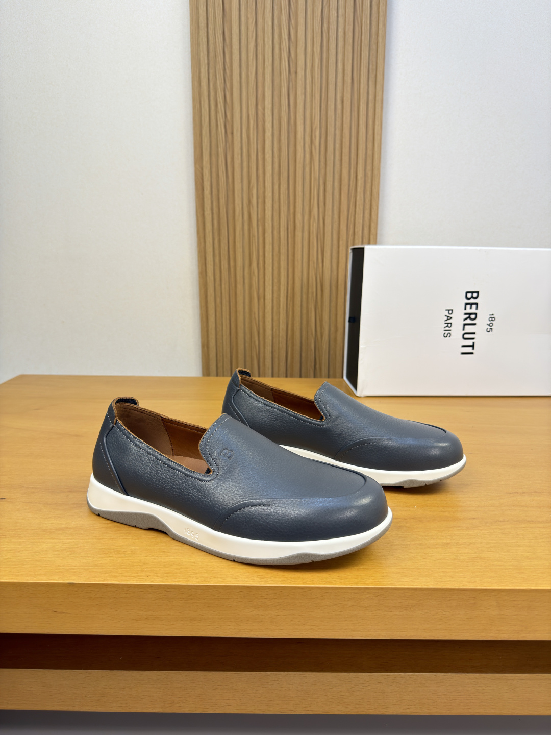 NO:955136,[Berluti] Berluti (Bruti) - high-end quality original casual sports shoes - imported pebbled calf leather on the upper, tongue. Air pressure brand logo - water-dyed cow leather on the inside - ultra-light TPR·rubber on the outsole; two-color molded outsole - ultra-high quality control, fine workmanship highlighted (high-end, luxury, grade) -Size  39-44 (38.45. Can be customized)·B0122,,sneakers,cowhide19860909【 Berluti】伯尔鲁帝(布鲁提) -高端品质 原单·休闲运动鞋 -鞋面进口荔纹小牛皮、鞋舌.空压品牌logo -内里水染牛皮 -大底超轻TPR·橡胶；双色成型大底 -超高品控·做工精细凸显( 高端·贵气·档次 ) -Size 39-44（38.45.可订做)·B0122,,sneakers,cowhide,Men's shoes