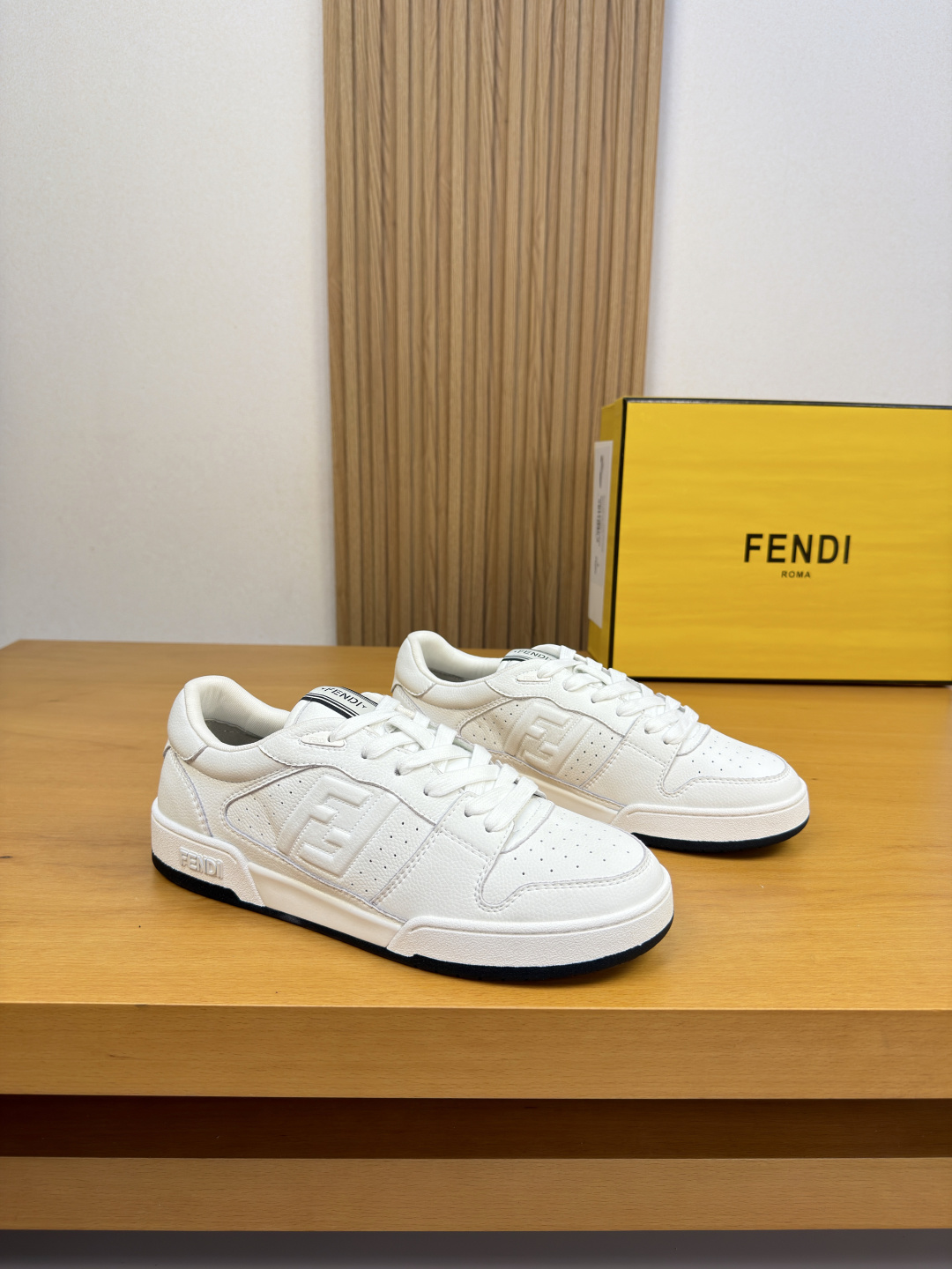 NO:955152,[Fendi] Fendi - high-end quality original casual sports sneakers for couples - upper with pebbled calfskin, shoe body, sewn brand 'F' totem, tongue, brand logo cloth label, heel. silk screen brand logo - lining brand canvas - outsole ultra-light TPR.  Same style for men and women 36-44 (female 35.41, male 38.45, can be customized)·FD0728,,fendi,fendi,cowhide19860909【 Fendi】芬迪 -高端品质 原单情侣装休闲运动板鞋 -鞋面荔纹小牛皮、鞋身.车缝品牌‘F’图腾、鞋舌.品牌logo布标、后跟.丝印品牌logo -内里品牌帆布 -大底超轻TPR.橡胶; 双色成型大底 -超高品控·做工精细凸显(高端·贵气·档次) -Size 男女同款36-44（女35.41,男38.45,可订做)·FD0728,,fendi,fendi,cowhide,Men's shoes