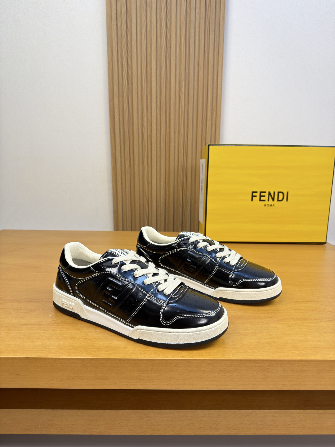 NO:955159,[Fendi] Fendi - high-end quality original casual sports sneakers for couples - original lacquered calfskin upper, shoe body, sewn brand 'F' totem, tongue, brand logo cloth label, heel. Silk screen brand logo - lining brand canvas - outsole ultra-light TPR.  Same style for men and women 36-44 (female 35.41, male 38.45, can be customized)·FD0728,,fendi,fendi,cowhide19860909【 Fendi】芬迪 -高端品质 原单情侣装休闲运动板鞋 -鞋面原版漆面小牛皮、鞋身.车缝品牌‘F’图腾、鞋舌.品牌logo布标、后跟.丝印品牌logo -内里品牌帆布 -大底超轻TPR.橡胶; 双色成型大底 -超高品控·做工精细凸显(高端·贵气·档次) -Size 男女同款36-44（女35.41,男38.45,可订做)·FD0728,,fendi,fendi,cowhide,Men's shoes