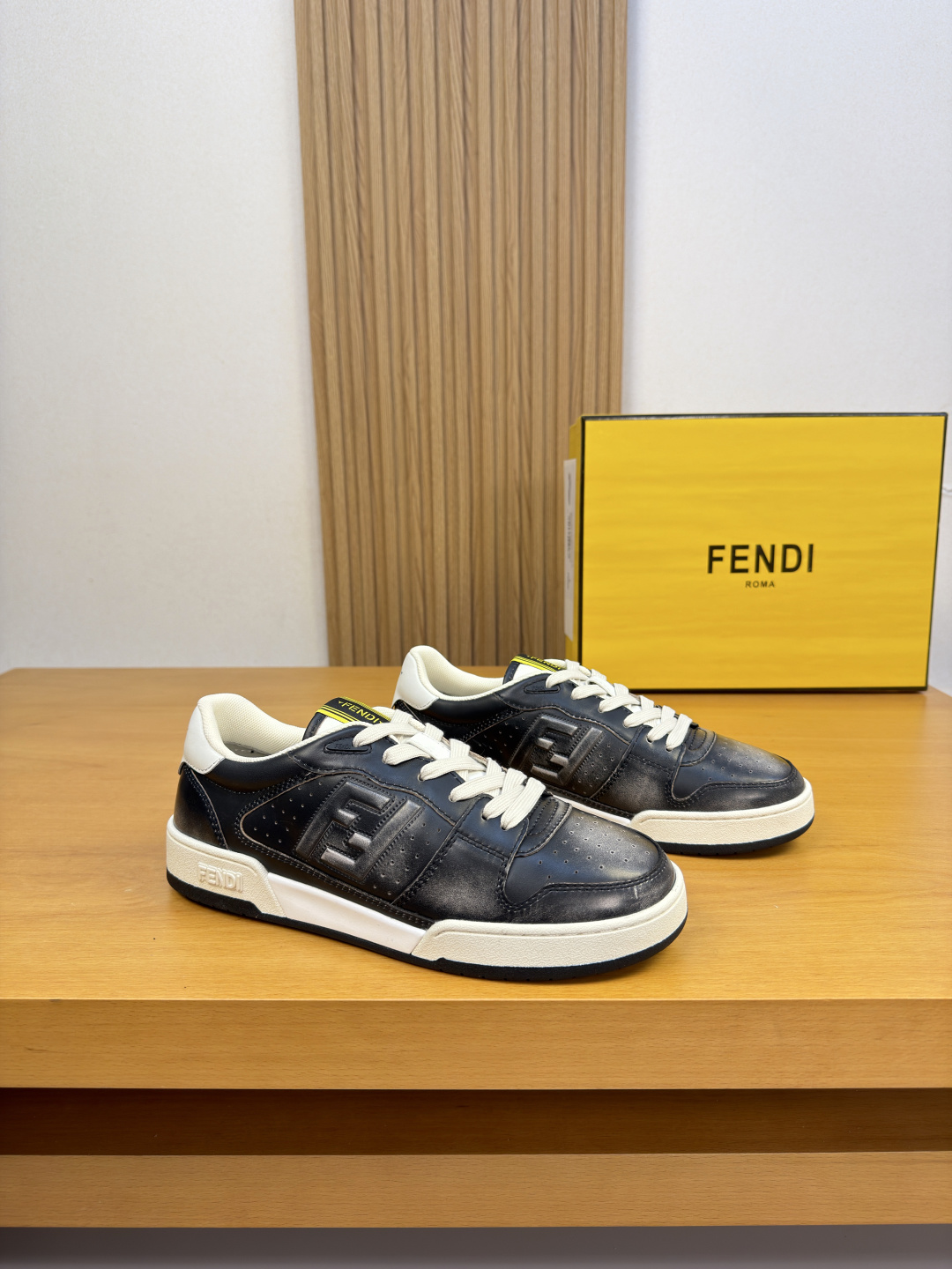 NO:955088,[Fendi] Fendi - high-end quality original casual sports sneakers for couples - original polished calfskin upper, shoe body, sewn brand 'F' totem, tongue, brand logo cloth label, heel. Silk screen brand logo - brand canvas lining - outsole ultra-light TPR.  Same style for men and women 36-44 (female 35.41, male 38.45, can be customized)·FD0728,,fendi,fendi,cowhide19860909【 Fendi】芬迪 -高端品质 原单情侣装休闲运动板鞋 -鞋面原版擦色小牛皮、鞋身.车缝品牌‘F’图腾、鞋舌.品牌logo布标、后跟.丝印品牌logo -内里品牌帆布 -大底超轻TPR.橡胶; 双色成型大底 -超高品控·做工精细凸显(高端·贵气·档次) -Size 男女同款36-44（女35.41,男38.45,可订做)·FD0728,,fendi,fendi,cowhide,Men's shoes