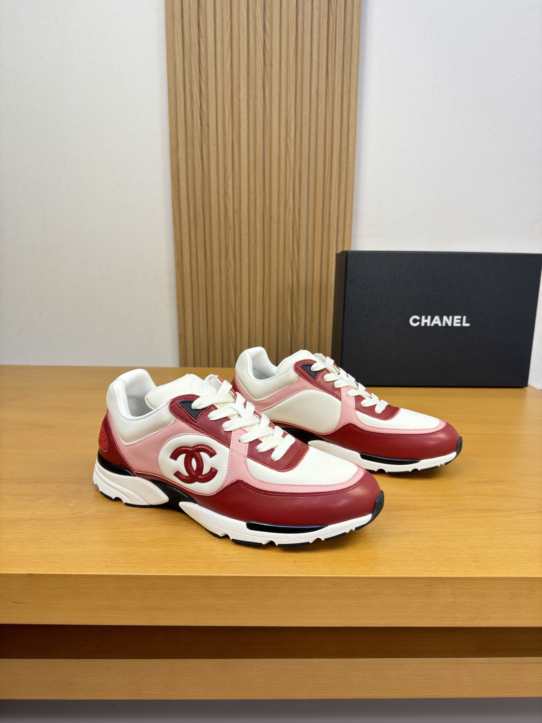 NO:955606,[CHANEL] Chanel - high-end quality original order couple wear casual sports shoes - upper Nappa calfskin, suede calfskin, shoe body sewn brand totem - lining brand canvas cloth - outsole ultra-light TPU foam rubber; two-color molded outsole - ultra-high quality control, fine workmanship highlights (high-end, luxury, grade) -Size  Female 35-39, Male 38-44 (Female 40, Male 45, can be customized)·0208,,chanel,chanel,sneakers,cowhide19860909【 CHANEL】香奈儿 -高端品质 原单 情侣装·休闲运动鞋 -鞋面纳帕小牛皮、反绒小牛皮、鞋身车缝品牌图腾 -内里品牌帆布布匹 -大底超轻TPU发泡·橡胶; 双色成型大底 -超高品控·做工精细凸显(高端·贵气·档次) -Size 女35-39,男38-44（女40,男45,可订做)·0208,,chanel,chanel,sneakers,cowhide,Men's shoes