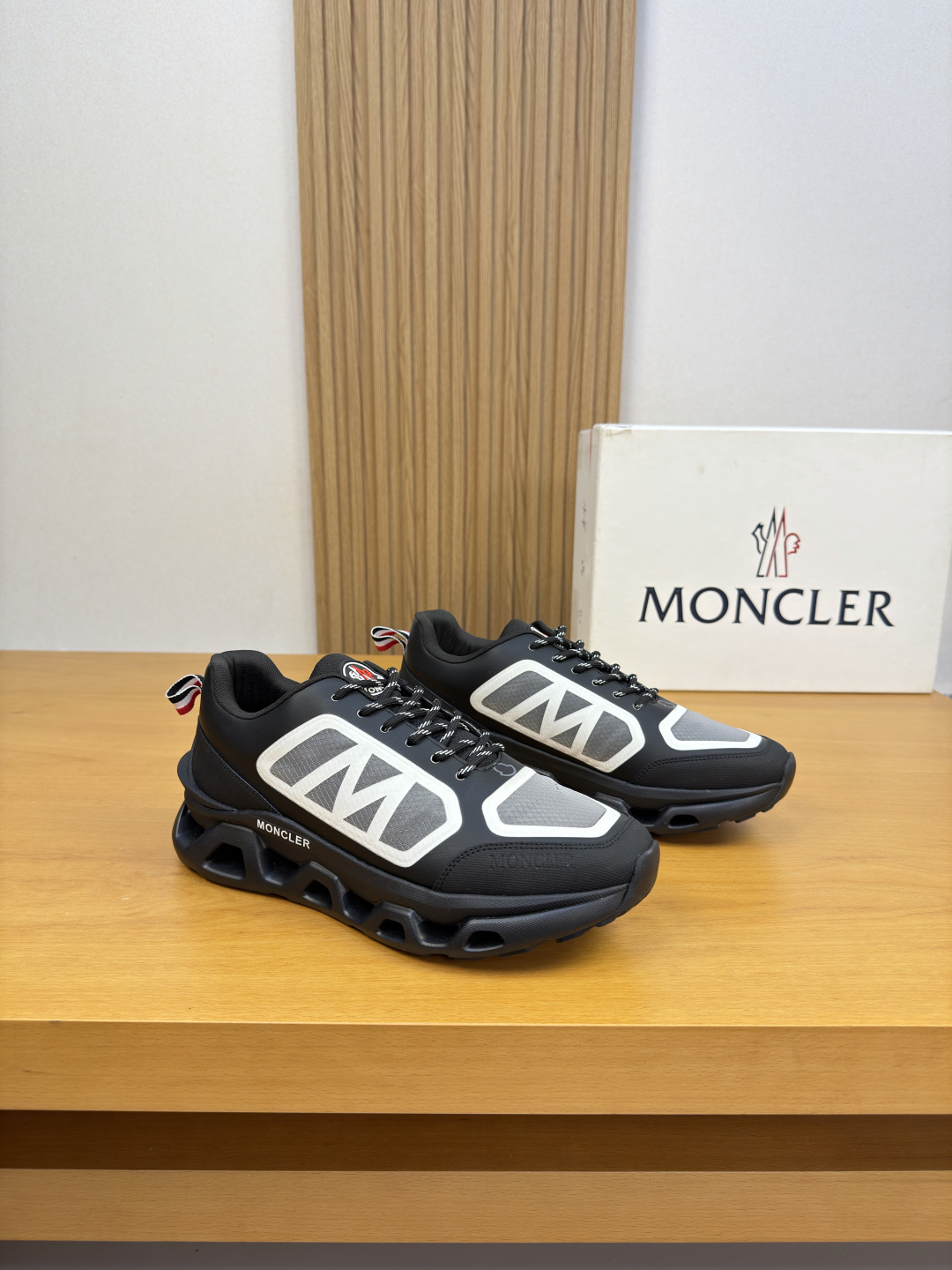 NO:955612,[MONCLER] Moncler (Mongolia) - High-end quality original casual sports shoes - Nappa calfskin upper, brand high mercerized mesh canvas. Injection molding brand logo totem process, tongue. Sewing brand logo logo, heel. Brand webbing - Lining brand canvas - Outsole ultra-light TPU foam rubber; two-color molded outsole - Ultra-high quality control, fine workmanship highlighted (high-end, luxury, grade) -Size  39-44 (38,45, can be customized)·MC0126,,Moncler,Moncler,sneakers,cowhide19860909【MONCLER】盟可睐(蒙口) -高端品质 原单·休闲运动鞋 -鞋面纳帕小牛皮、品牌高丝光网帆.注塑品牌logo图腾工艺、鞋舌.车缝品牌logo标识、后跟.品牌织带 -内里品牌帆布 -大底超轻TPU发泡·橡胶；双色成型大底 -超高品控·做工精细凸显(高端·贵气·档次) -Size 39-44（38,45,可订做)·MC0126,,Moncler,Moncler,sneakers,cowhide,Men's shoes