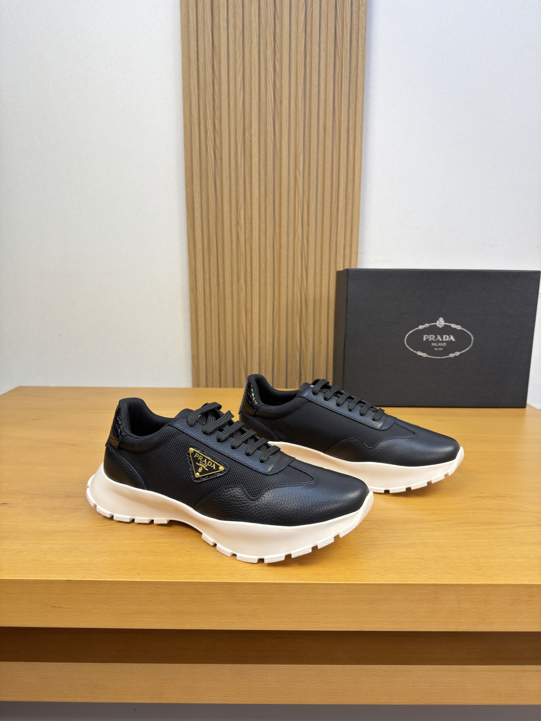 NO:955619,[PRADA] Prada - High-end quality original casual sports shoes - Imported pebbled calfskin upper, brand high mercerized canvas, shoe body, sewn brand metal LOGO fasteners, tongue, sewn brand logo cloth label, heel. Stone pattern cowhide - Water-dyed cowhide lining - Ultra-light TPU foam outsole; molded outsole - Ultra-high quality control, fine workmanship, highlighting (high-end, luxury, grade) -Size  39-44 (38,45, can be customized)·PRD0118,,prada,prada,sneakers,cowhide19860909【PRADA】普拉达 -高端品质 原单·休闲运动鞋 -鞋面进口荔纹小牛皮、品牌高丝光帆布、鞋身.车缝品牌金属LOGO扣件、鞋舌.车缝品牌logo布标、后跟.石头纹牛皮 -内里水染牛皮 -大底超轻TPU发泡；成型大底 -超高品控·做工精细,凸显(高端·贵气·档次) -Size 39-44（38,45,可定做)·PRD0118,,prada,prada,sneakers,cowhide,Men's shoes