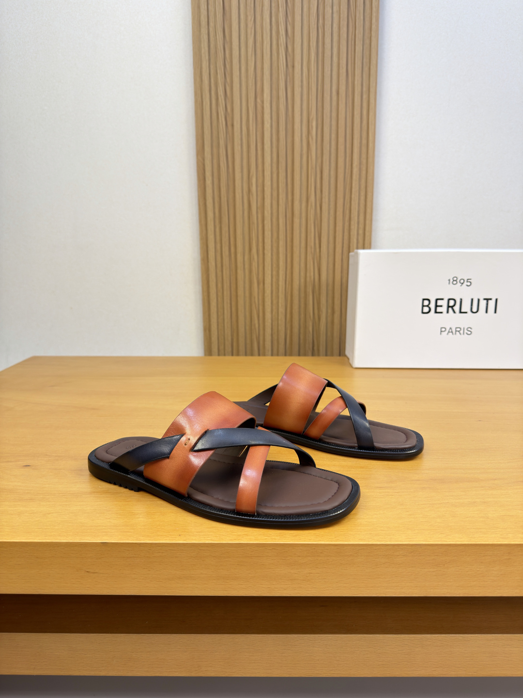 NO:955627,[Berluti] Berluti (Bruti) - high-end quality original single casual sandals - upper imported Napa calfskin washed and color-changing technology, water table. Napa calfskin - lining water-dyed cowhide - outsole ultra-light TPR rubber · genuine leather; combined molded leather outsole - ultra-high quality control · fine workmanship highlighted (high-end · luxury · grade) -Size  39-44 (38.45.46.47.48. Code can be customized)·B0182,,slippers,cowhide,Leather soles19860909【 Berluti】伯尔鲁帝(布鲁提)  -高端品质 原单·休闲凉拖鞋 -鞋面进口纳帕小牛皮水洗改色工艺、水台.纳帕小牛皮 -内里水染牛皮 -大底超轻TPR橡胶·真皮；组合成型真皮大底 -超高品控·做工精细凸显( 高端·贵气·档次 ) -Size 39-44（38.45.46.47.48.码可订做)·B0182,,slippers,cowhide,Leather soles,Men's shoes