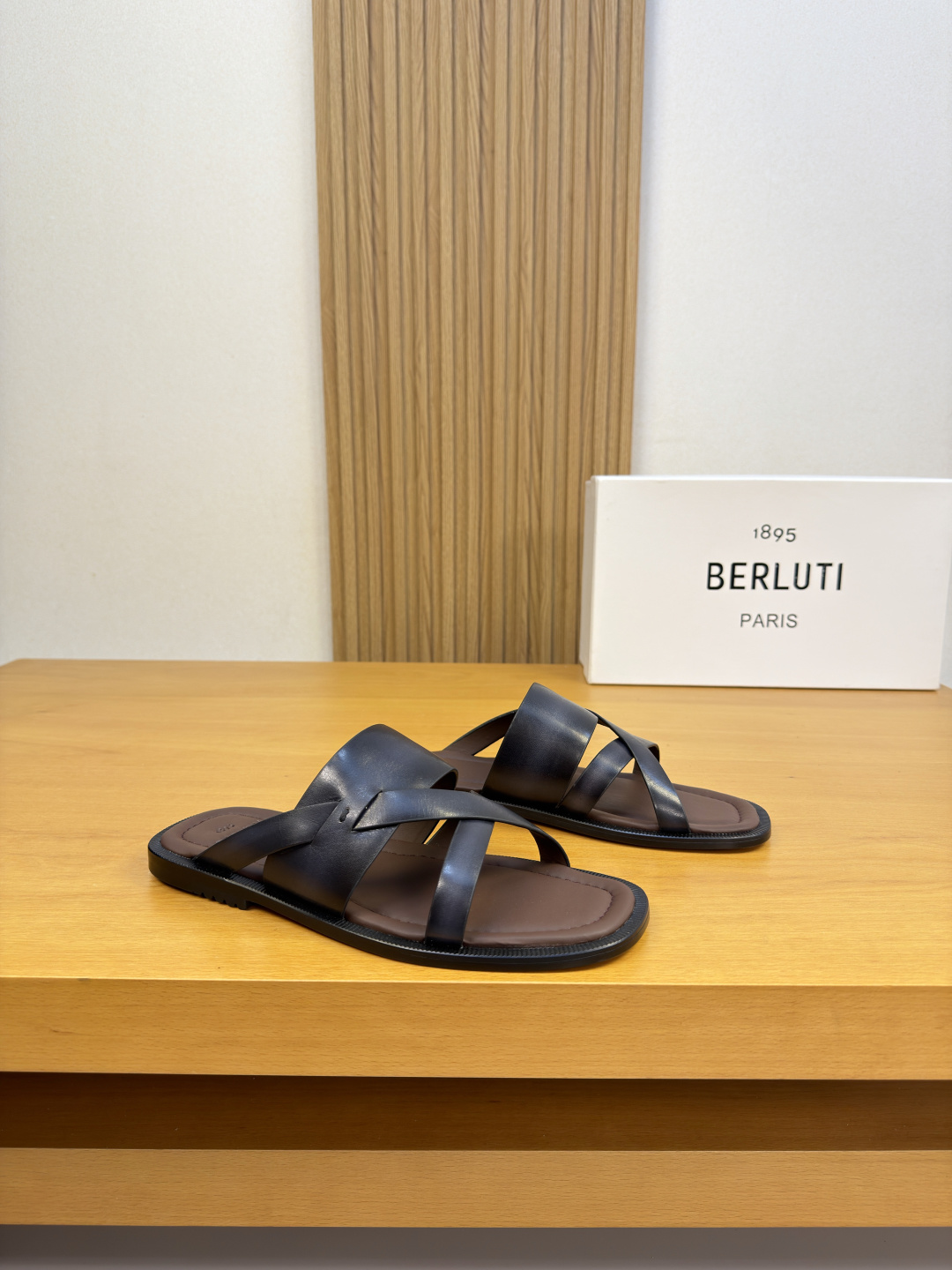 NO:955635,[Berluti] Berluti (Bruti) - high-end quality original single casual sandals - upper imported Napa calfskin washed and color-changing technology, water table. Napa calfskin - lining water-dyed cowhide - outsole ultra-light TPR rubber · genuine leather; combined molded leather outsole - ultra-high quality control · fine workmanship highlighted (high-end · luxury · grade) -Size  39-44 (38.45.46.47.48. Code can be customized)·B0182,,slippers,cowhide,Leather soles19860909【 Berluti】伯尔鲁帝(布鲁提)  -高端品质 原单·休闲凉拖鞋 -鞋面进口纳帕小牛皮水洗改色工艺、水台.纳帕小牛皮 -内里水染牛皮 -大底超轻TPR橡胶·真皮；组合成型真皮大底 -超高品控·做工精细凸显( 高端·贵气·档次 ) -Size 39-44（38.45.46.47.48.码可订做)·B0182,,slippers,cowhide,Leather soles,Men's shoes