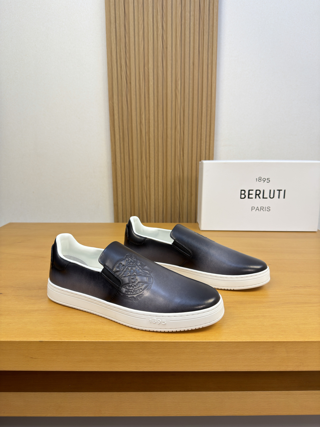 NO:955643,[Berluti] Berluti (Bruti) - High-end quality original casual sports sneakers - Upper imported Napa calfskin washed and color-changing process, shoe body. Air-pressure brand totem, heel. Air-pressure brand logo - Water-dyed cowhide inside - Outsole ultra-light TPR rubber; molded outsole - Ultra-high quality control, fine workmanship highlighted (high-end, luxury, grade) -Size  39-44 (38, 45, 46, sizes can be customized)·B0182,,cowhide19860909【 Berluti】伯尔鲁帝(布鲁提)  -高端品质 原单·休闲运动板鞋 -鞋面进口纳帕小牛皮水洗改色工艺、鞋身.空压品牌图腾、后跟.空压品牌logo -内里水染牛皮 -大底超轻TPR·橡胶；成型大底 -超高品控·做工精细凸显( 高端·贵气·档次 ) -Size 39-44（38,45,46,码可订做)·B0182,,cowhide,Men's shoes