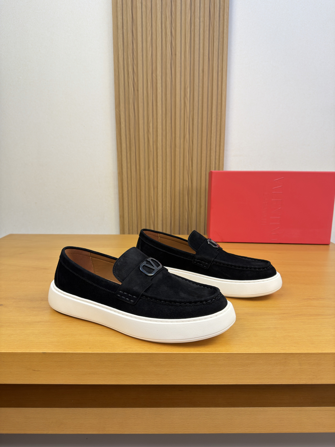 NO:955651,[VALENTINO] Valentino - High-end quality original slip-on casual sports slip-on - Original suede calfskin upper, tongue, hand-stitched mark thread, brand metal fastener cross-arm decoration - Water-dyed cowhide lining - Ultra-light TPU foam outsole; molded outsole - Ultra-high quality control, fine workmanship highlighted (high-end, luxury, grade) -Size  39-44 (38.45. Can be customized)·9355,,valentino,valentino,cowhide19860909【 VALENTINO】华伦天奴 -高端品质 原单·休闲运动套脚一脚蹬 -鞋面原版反绒小牛皮、鞋舌.手工串缝马克线、品牌金属扣件横担装饰 -内里水染牛皮 -大底超轻TPU·发泡；成型大底 -超高品控·做工精细凸显(高端·贵气·档次) -Size 39-44（38.45.可订做)·9355,,valentino,valentino,cowhide,Men's shoes