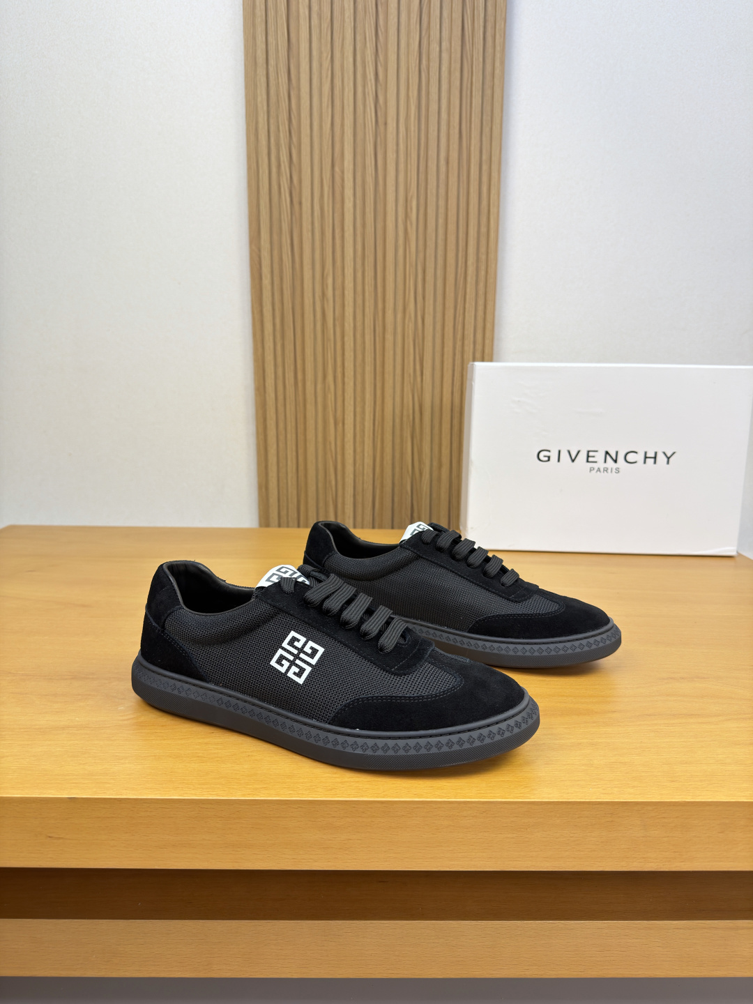 NO:955880,[GIVENCHY] Givenchy - High-end quality original casual sports shoes - Imported suede calfskin upper, brand high mercerized canvas, shoe body. Silk-printed brand totem, tongue. Sewn brand totem cloth label - Water-dyed cowhide inside, feet; brand canvas - Outsole ultra-light TPR rubber; molded outsole - Ultra-high quality control, fine workmanship highlighted (high-end, luxury, grade) -Size  39-44 (38.45. size can be customized)·B0136,,givenchy,givenchy,sneakers,cowhide19860909【 GIVENCHY】纪梵希 -高端品质 原单·休闲运动鞋 -鞋面进口反绒小牛皮、品牌高丝光帆布、鞋身.丝印品牌图腾、鞋舌.车缝品牌图腾布标 -内里水染牛皮,垫脚；品牌帆布 -大底超轻TPR·橡胶；成型大底 -超高品控·做工精细凸显( 高端·贵气·档次 ) -Size 39-44（38.45.码可订做)·B0136,,givenchy,givenchy,sneakers,cowhide,Men's shoes