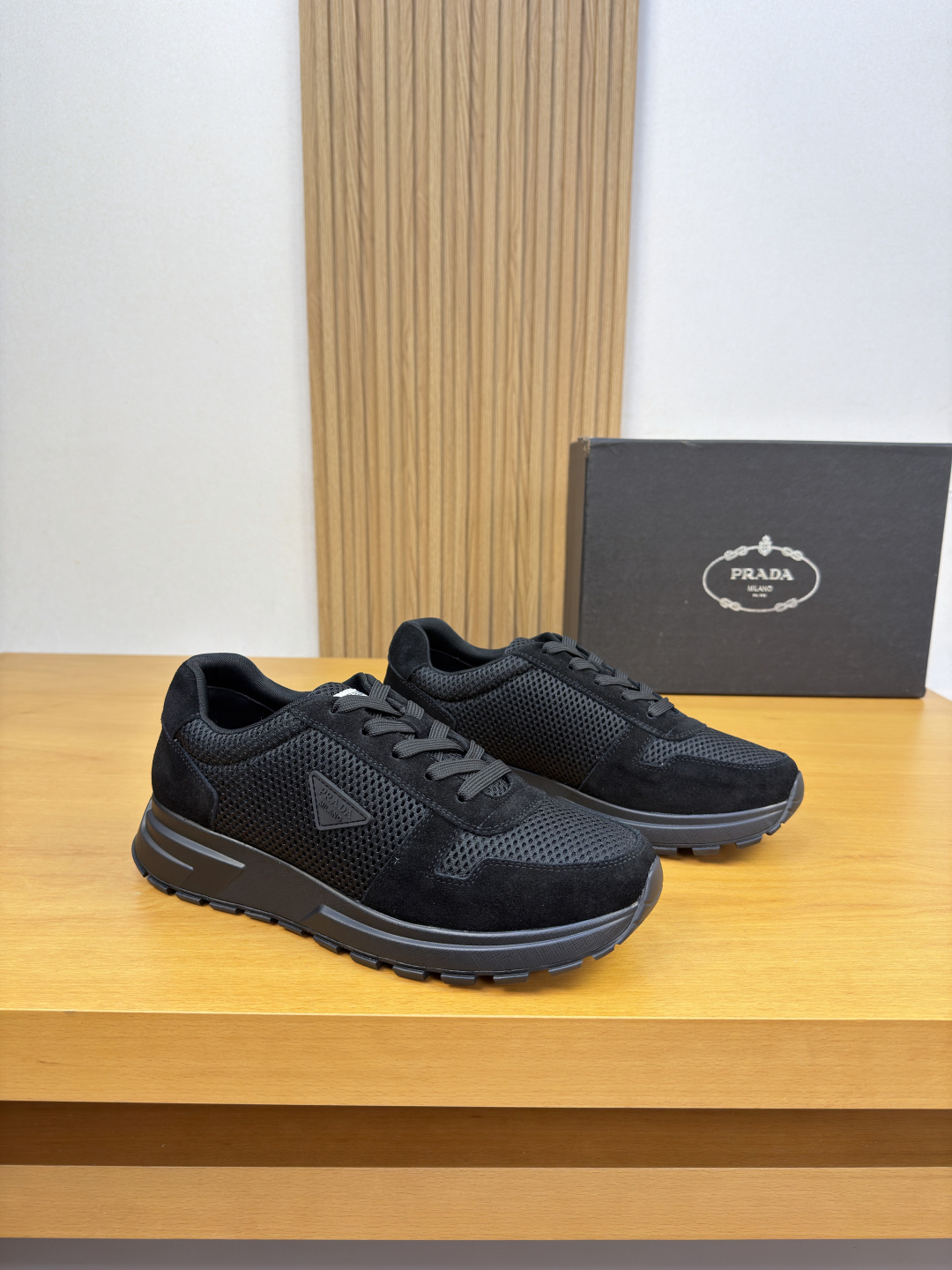 NO:955886,[PRADA] Prada - high-end quality original casual sports shoes - original suede calfskin upper, brand high-mercerized hollow mesh canvas, shoe body, sewn brand plastic LOGO, tongue, sewn brand logo cloth - lining brand canvas - outsole ultra-light TPU foam rubber; two-color molded outsole - ultra-high quality control, fine workmanship, highlighting (high-end, luxury, grade) -Size  39-44 (38,45, can be customized)·PRD0136,,prada,prada,sneakers,cowhide19860909【PRADA】普拉达 -高端品质 原单·休闲运动鞋 -鞋面原版反绒小牛皮、品牌高丝光镂空网帆布、鞋身.车缝品牌塑胶LOGO标识、鞋舌.车缝品牌logo布标 -内里品牌帆布 -大底超轻TPU发泡·橡胶；双色成型大底 -超高品控·做工精细,凸显(高端·贵气·档次) -Size 39-44（38,45,可定做)·PRD0136,,prada,prada,sneakers,cowhide,Men's shoes