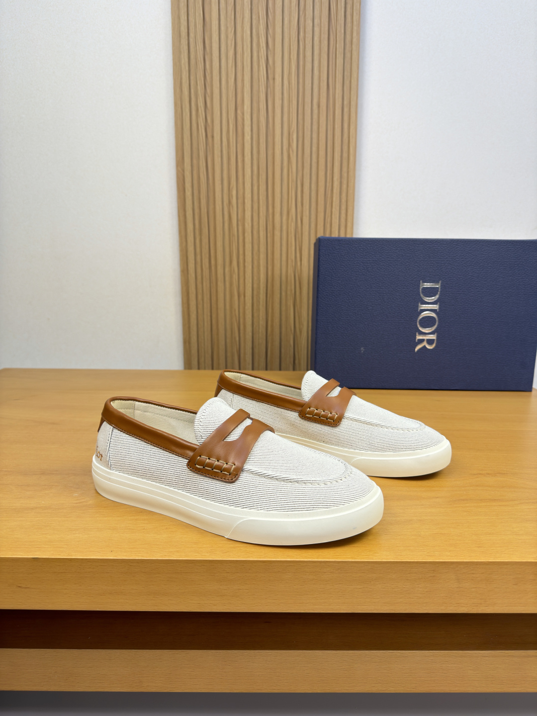 NO:955898,[Dior] Dior - High-end quality original casual sports sneakers - Original nappa calfskin upper, brand denim canvas, heel. Embroidered brand logo, shoe tabs. External stitching, brand cross-arm decoration - Brand canvas inside - Ultra-light TPR outsole·Rubber two-color molded outsole -Super high quality control·Fine workmanship highlighted (high-end·luxury·grade) -Size:  39-44 (38,45, can be customized)·D0186,,dior,dior,cowhide19860909【Dior】迪奥 -高端品质 原单·休闲运动板鞋一脚蹬 -鞋面原版纳帕小牛皮、品牌牛仔帆布、后跟.刺绣品牌logo、鞋丹.外合车缝线、品牌横担装饰 -内里品牌帆布 -大底超轻TPR·橡胶双色成型大底 -超高品控·做工精细凸显(高端·贵气·档次) -Size: 39-44（38,45,可订做)·D0186,,dior,dior,cowhide,Men's shoes