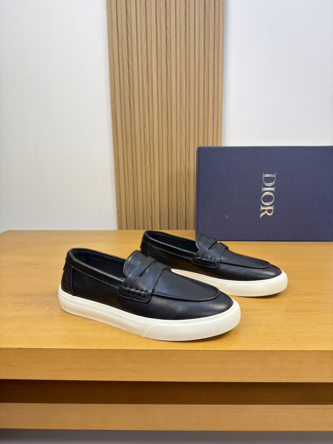 NO:955907,[Dior] Dior - high-end quality original casual sports sneakers - original nappa calf leather on the upper, embroidered brand logo on the heel, shoe tabs, stitching on the outside, brand cross-arm decoration - brand canvas on the inside - ultra-light TPR outsole · rubber two-color molded outsole - ultra-high quality control · fine workmanship highlighted (high-end, luxury, grade) -Size:  39-44 (38,45, can be customized)·D0186,,dior,dior,cowhide19860909【Dior】迪奥 -高端品质 原单·休闲运动板鞋一脚蹬 -鞋面原版纳帕小牛皮、后跟.刺绣品牌logo、鞋丹.外合车缝线、品牌横担装饰 -内里品牌帆布 -大底超轻TPR·橡胶双色成型大底 -超高品控·做工精细凸显(高端·贵气·档次) -Size: 39-44（38,45,可订做)·D0186,,dior,dior,cowhide,Men's shoes