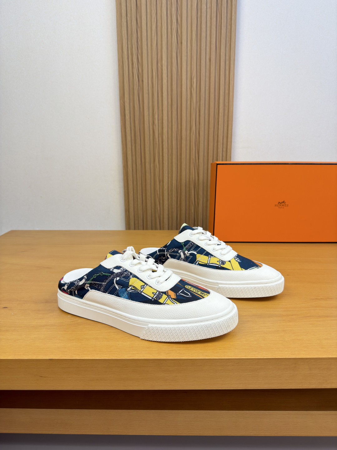 NO:956581,[HERMES] Hermès - High-end quality original casual sports half-slip shoes - Original pebbled calfskin upper, brand totem cloth. Sewn brand 'H' totem - Water-dyed cowhide lining - Ultra-light original TPR outsole. Rubber · Two-color molded outsole - Ultra-high quality control · Fine workmanship highlighted (high-end, luxury, grade) -Size  39-44 (38, 45, 46, can be customized)·H0199,,hermes,hermes,cowhide19860909【 HERMES】爱马仕 -高端品质 原单·休闲运动半拖板鞋 -鞋面原版荔纹小牛皮、品牌图腾布匹.车缝品牌‘H’图腾 -内里水染牛皮 -大底超轻原版TPR.橡胶·双色成型大底 -超高品控·做工精细凸显(高端·贵气·档次) -Size 39-44（38,45,46,可订做)·H0199,,hermes,hermes,cowhide,Men's shoes