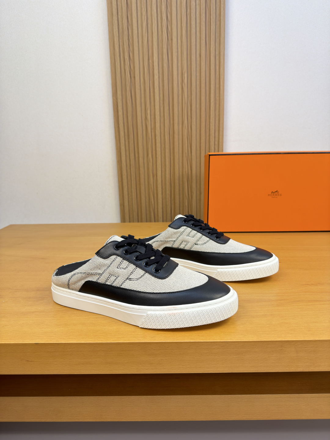 NO:956586,[HERMES] Hermès - High-end quality original casual sports half-slip shoes - Original pebbled calfskin upper, branded denim canvas fabric. Sewn brand 'H' totem - Water-dyed cowhide lining - Ultra-light original TPR outsole. Rubber · Two-color molded outsole - Ultra-high quality control · Fine workmanship highlights (high-end, luxury, grade) -Size  39-44 (38, 45, 46, can be customized)·H0199,,hermes,hermes,cowhide19860909【 HERMES】爱马仕 -高端品质 原单·休闲运动半拖板鞋 -鞋面原版荔纹小牛皮、品牌牛仔帆布布匹.车缝品牌‘H’图腾 -内里水染牛皮 -大底超轻原版TPR.橡胶·双色成型大底 -超高品控·做工精细凸显(高端·贵气·档次) -Size 39-44（38,45,46,可订做)·H0199,,hermes,hermes,cowhide,Men's shoes