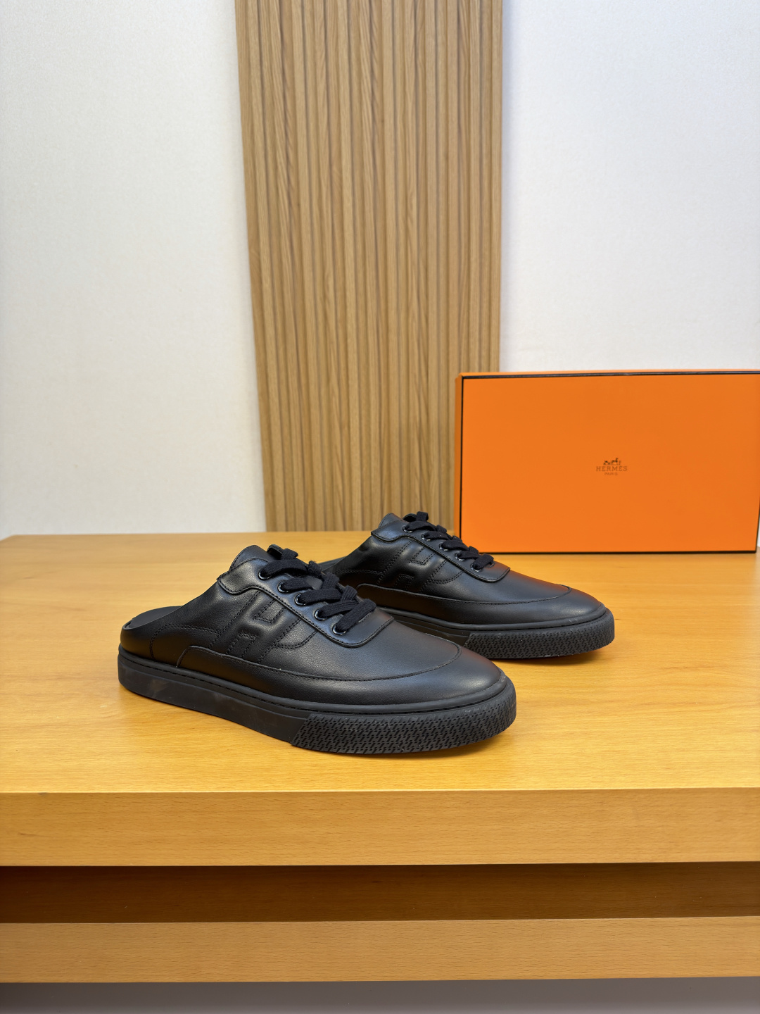NO:956593,[HERMES] Hermès - High-end quality original casual sports half-slip shoes - Original nappa calfskin upper, shoe body. Sewn brand 'H' totem - Water-dyed cowhide lining - Ultra-light original TPR outsole. Rubber · Two-color molded outsole - Ultra-high quality control · Fine workmanship highlighted (high-end, luxury, grade) -Size  39-44 (38, 45, 46, can be customized)·H0199,,hermes,hermes,cowhide19860909【 HERMES】爱马仕 -高端品质 原单·休闲运动半拖板鞋 -鞋面原版纳帕小牛皮、鞋身.车缝品牌‘H’图腾 -内里水染牛皮 -大底超轻原版TPR.橡胶·双色成型大底 -超高品控·做工精细凸显(高端·贵气·档次) -Size 39-44（38,45,46,可订做)·H0199,,hermes,hermes,cowhide,Men's shoes
