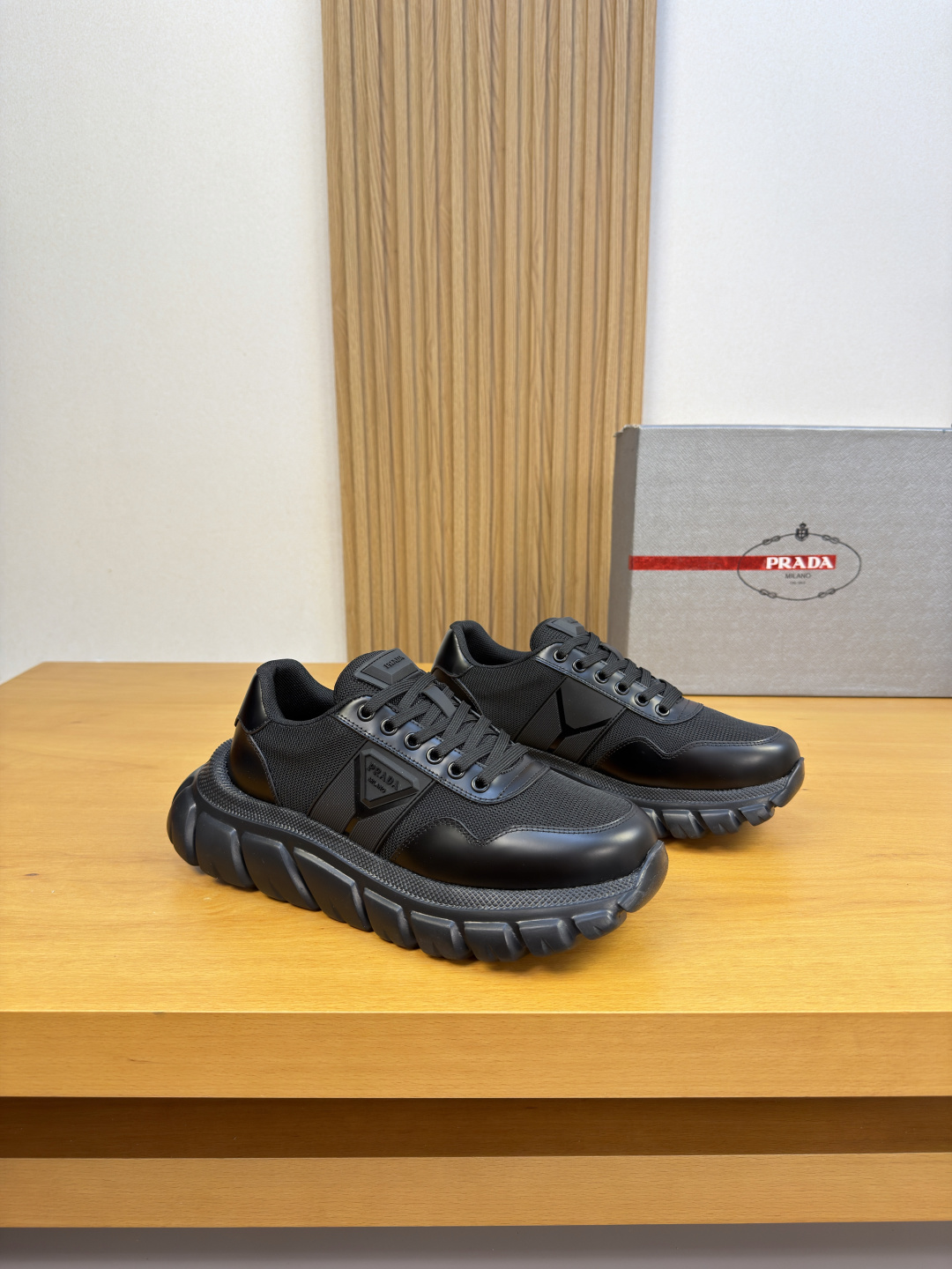 NO:956535,[PRADA] Prada - high-end quality original casual sports shoes - open-edge beaded calfskin upper, brand high mercerized canvas, shoe body, tongue, sewn brand logo plastic module - brand canvas lining, foot pads; water-dyed cowhide - outsole ultra-light TPU foam; molded outsole - ultra-high quality control, fine workmanship highlighted (high-end, luxury, grade) -Size  38-44 (45, can be customized)·PRD0195,,prada,prada,sneakers,cowhide19860909【 PRADA】普拉达 -高端品质 原单·休闲运动鞋 -鞋面开边珠小牛皮、品牌高丝光帆布、鞋身.鞋舌.车缝品牌logo塑胶模块 -内里品牌帆布,垫脚；水染牛皮 -大底超轻TPU发泡; 成型大底 -超高品控·做工精细凸显(高端·贵气·档次) -Size 38-44（45,可订做)·PRD0195,,prada,prada,sneakers,cowhide,Men's shoes