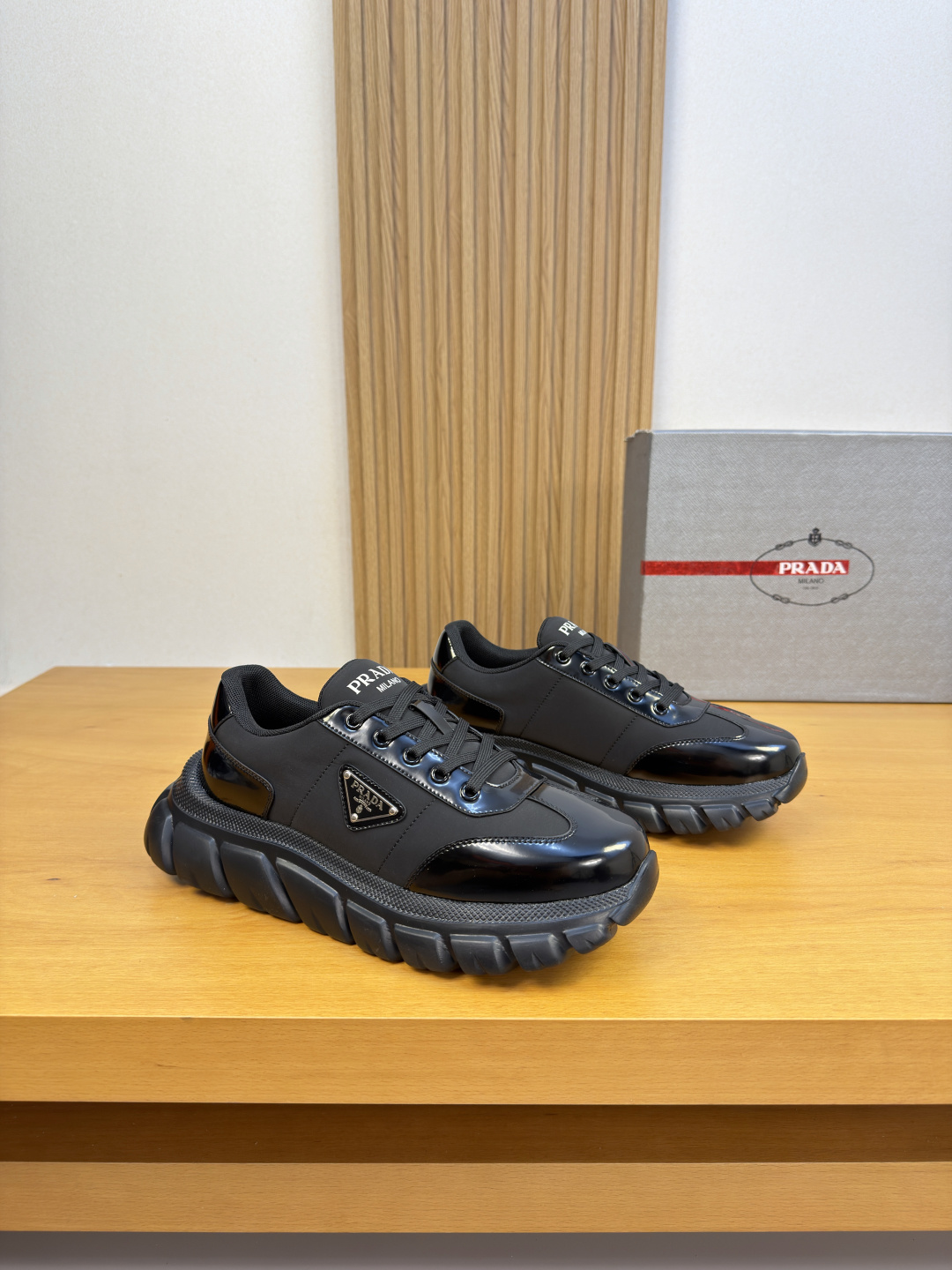 NO:956541,[PRADA] Prada - high-end quality original casual sports shoes - open edge beaded calfskin upper, brand high mercerized canvas, shoe body. Sewn brand logo metal fasteners - brand canvas lining, feet; water-dyed cowhide - outsole ultra-light TPU foam; molded outsole - ultra-high quality control, fine workmanship highlighted (high-end, luxury, grade) -Size  38-44 (45, can be customized)·PRD0195,,prada,prada,sneakers,cowhide19860909【 PRADA】普拉达 -高端品质 原单·休闲运动鞋 -鞋面开边珠小牛皮、品牌高丝光帆布、鞋身.车缝品牌logo金属扣件 -内里品牌帆布,垫脚；水染牛皮 -大底超轻TPU发泡; 成型大底 -超高品控·做工精细凸显(高端·贵气·档次) -Size 38-44（45,可订做)·PRD0195,,prada,prada,sneakers,cowhide,Men's shoes