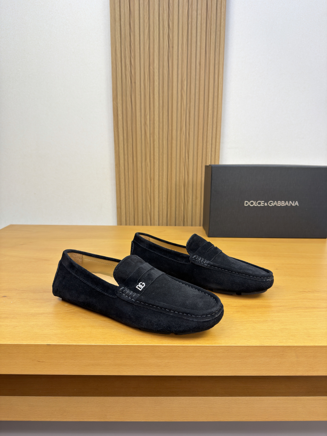 NO:956561,[DOLCE & GABBANA] Dolce & Gabbana - high-end quality original casual package shoes (boat shoes) - original suede calfskin upper, branded metal fastener cross-arm decoration, hand-stitched mark thread on shoe tabs - water-dyed cowhide inside - ultra-light outsole TPR rubber; inlaid molded outsole - ultra-high quality control and fine workmanship (high-end, luxury, grade) -Size  39-44 (38, 45, 46, can be customized)·0703,,Dolce&Gabbana,Dolce&Gabbana,cowhide19860909【DOLCE & GABBANA】杜嘉班纳 -高端品质 原单·休闲套包鞋(船鞋) -鞋面原版反绒小牛皮、品牌金属扣件横担装饰、鞋丹手工串缝马克线 -内里水染牛皮 -大底超轻·TPR橡胶；镶嵌式成型大底 -超高品控·做工精细凸显(高端·贵气·档次) -Size 39-44（38,45,46,可订做)·0703,,Dolce&Gabbana,Dolce&Gabbana,cowhide,Men's shoes