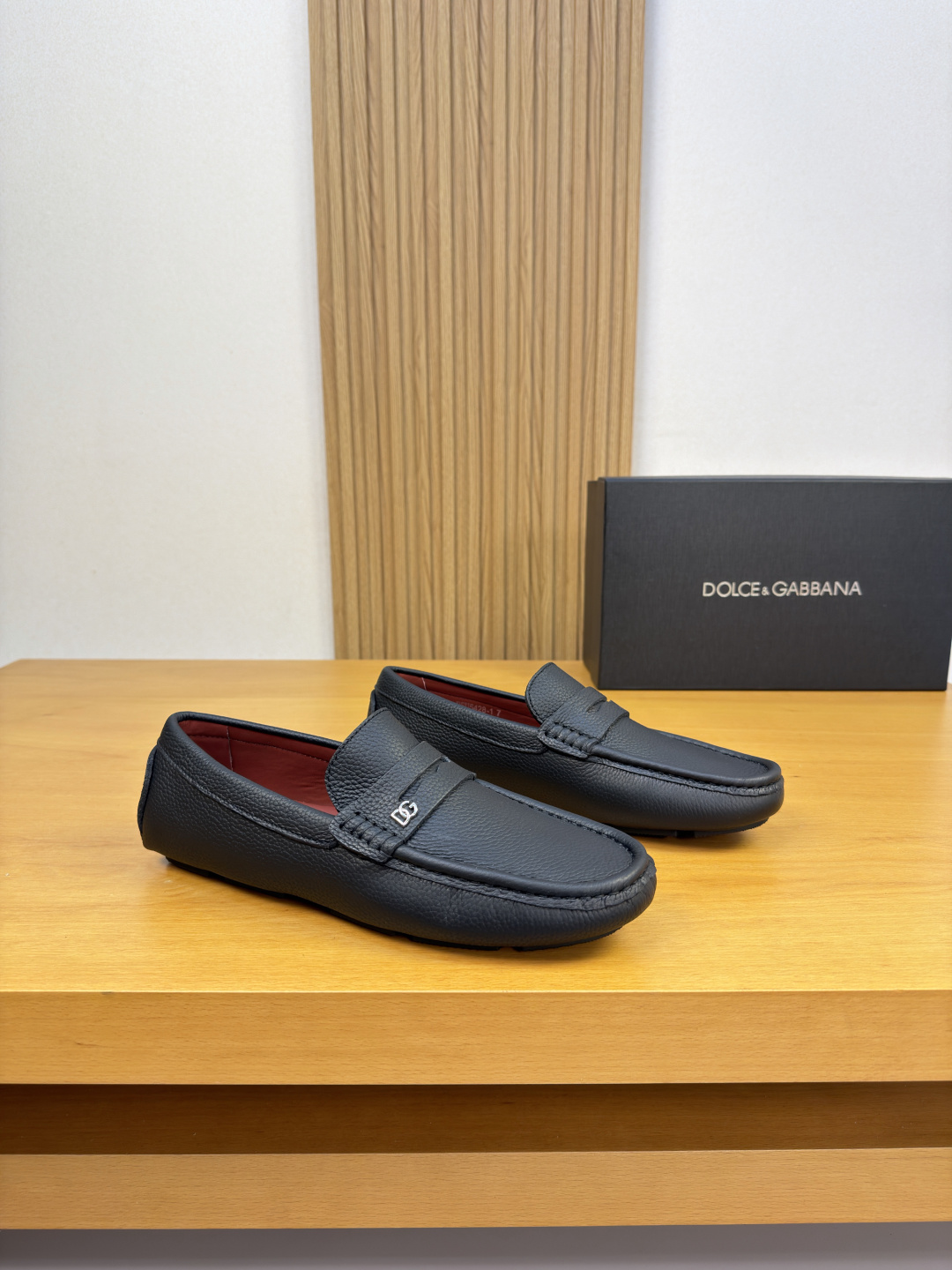 NO:956567,[DOLCE & GABBANA] Dolce & Gabbana - high-end quality original casual package shoes (boat shoes) - original pebbled calfskin upper, branded metal fastener cross-arm decoration, hand-stitched mark thread on the shoe tabs - water-dyed cowhide inside - ultra-light outsole TPR rubber; inlaid molded outsole - ultra-high quality control, fine workmanship (high-end, luxury, grade) -Size  39-44 (38, 45, 46, can be customized)·0703,,Dolce&Gabbana,Dolce&Gabbana,cowhide19860909【DOLCE & GABBANA】杜嘉班纳 -高端品质 原单·休闲套包鞋(船鞋) -鞋面原版荔纹小牛皮、品牌金属扣件横担装饰、鞋丹手工串缝马克线 -内里水染牛皮 -大底超轻·TPR橡胶；镶嵌式成型大底 -超高品控·做工精细凸显(高端·贵气·档次) -Size 39-44（38,45,46,可订做)·0703,,Dolce&Gabbana,Dolce&Gabbana,cowhide,Men's shoes