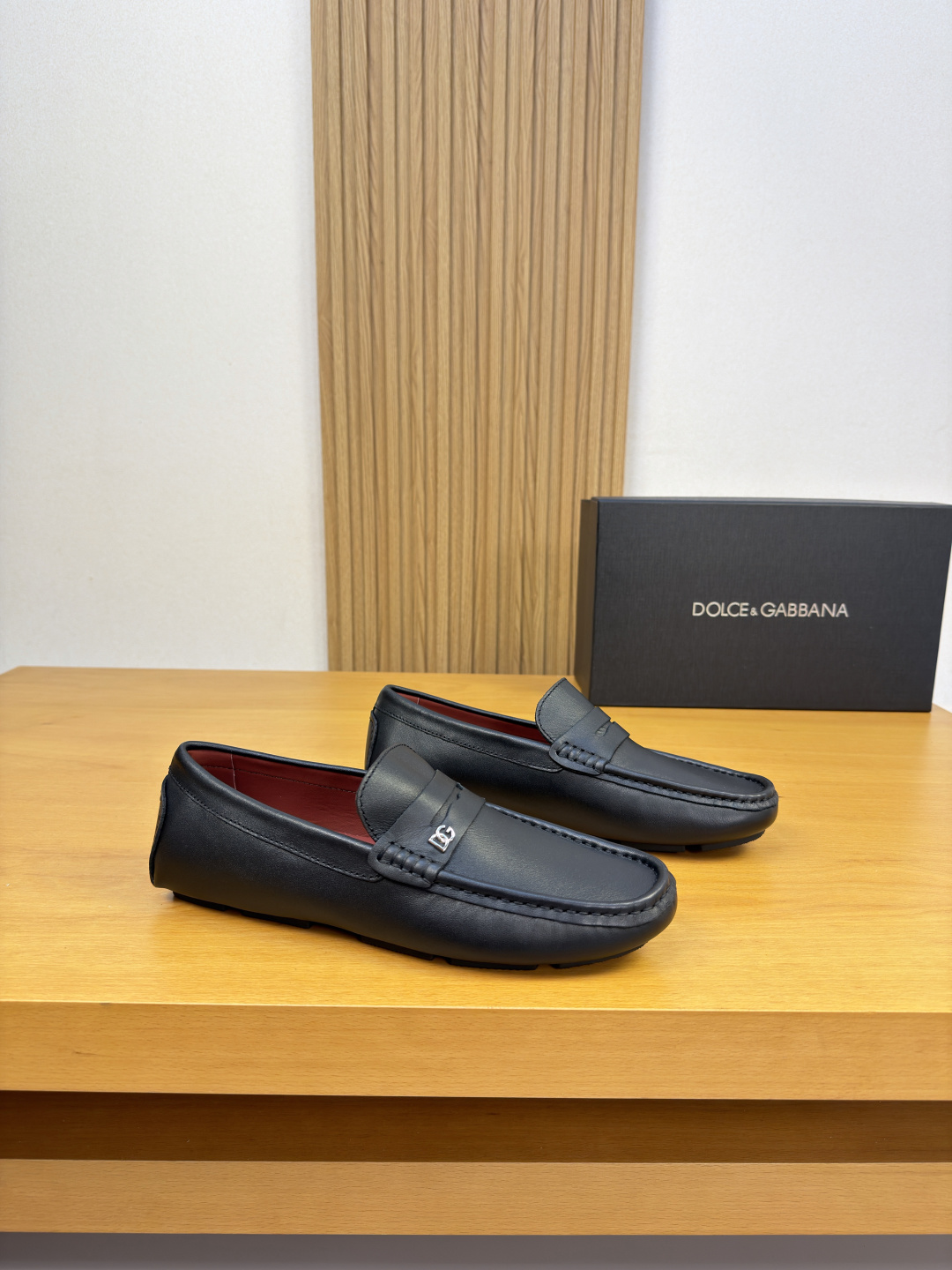 NO:956574,[DOLCE & GABBANA] Dolce & Gabbana - high-end quality original casual package shoes (boat shoes) - original Nappa calfskin upper, branded metal fastener cross-arm decoration, hand-stitched mark thread on the shoe tabs - water-dyed cowhide inside - ultra-light outsole TPR rubber; inlaid molded outsole - ultra-high quality control, fine workmanship highlighted (high-end, luxury, grade) -Size  39-44 (38, 45, 46, can be customized)·0703,,Dolce&Gabbana,Dolce&Gabbana,cowhide19860909【DOLCE & GABBANA】杜嘉班纳 -高端品质 原单·休闲套包鞋(船鞋) -鞋面原版纳帕小牛皮、品牌金属扣件横担装饰、鞋丹手工串缝马克线 -内里水染牛皮 -大底超轻·TPR橡胶；镶嵌式成型大底 -超高品控·做工精细凸显(高端·贵气·档次) -Size 39-44（38,45,46,可订做)·0703,,Dolce&Gabbana,Dolce&Gabbana,cowhide,Men's shoes