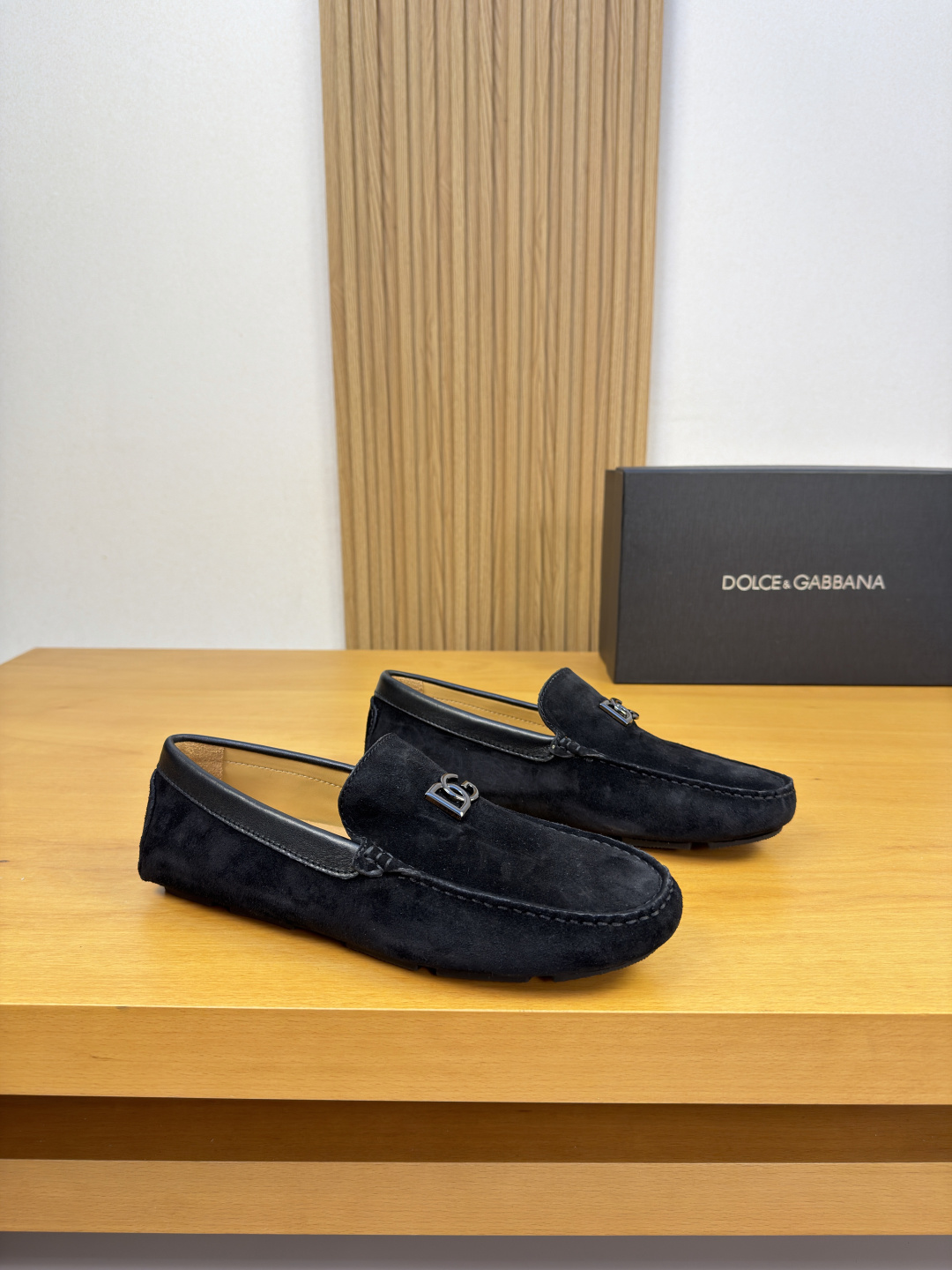 NO:956580,[DOLCE & GABBANA] Dolce & Gabbana - high-end quality original casual package shoes (boat shoes) - original suede calfskin upper, branded metal fastener decoration on the tongue, hand-stitched mark thread on the shoe tabs - water-dyed cowhide on the inside - ultra-light outsole TPR rubber; inlaid molded outsole - ultra-high quality control and fine workmanship (high-end, luxury, grade) -Size  39-44 (38, 45, 46, can be customized)·0703,,Dolce&Gabbana,Dolce&Gabbana,cowhide19860909【DOLCE & GABBANA】杜嘉班纳 -高端品质 原单·休闲套包鞋(船鞋) -鞋面原版反绒小牛皮、鞋舌品牌金属扣件装饰、鞋丹手工串缝马克线 -内里水染牛皮 -大底超轻·TPR橡胶；镶嵌式成型大底 -超高品控·做工精细凸显(高端·贵气·档次) -Size 39-44（38,45,46,可订做)·0703,,Dolce&Gabbana,Dolce&Gabbana,cowhide,Men's shoes